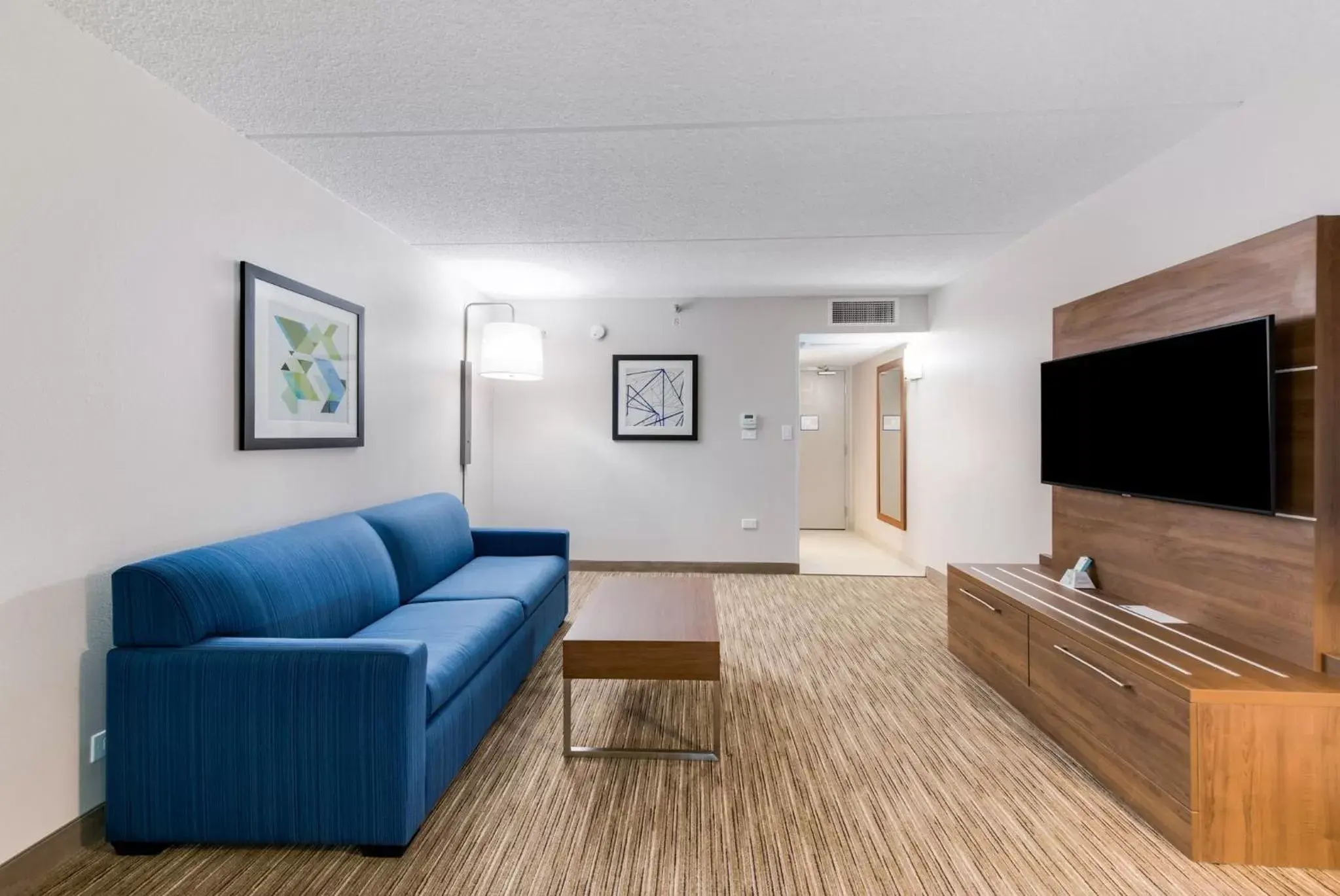 Photo of the whole room, Seating Area in Holiday Inn Express Naperville, an IHG Hotel