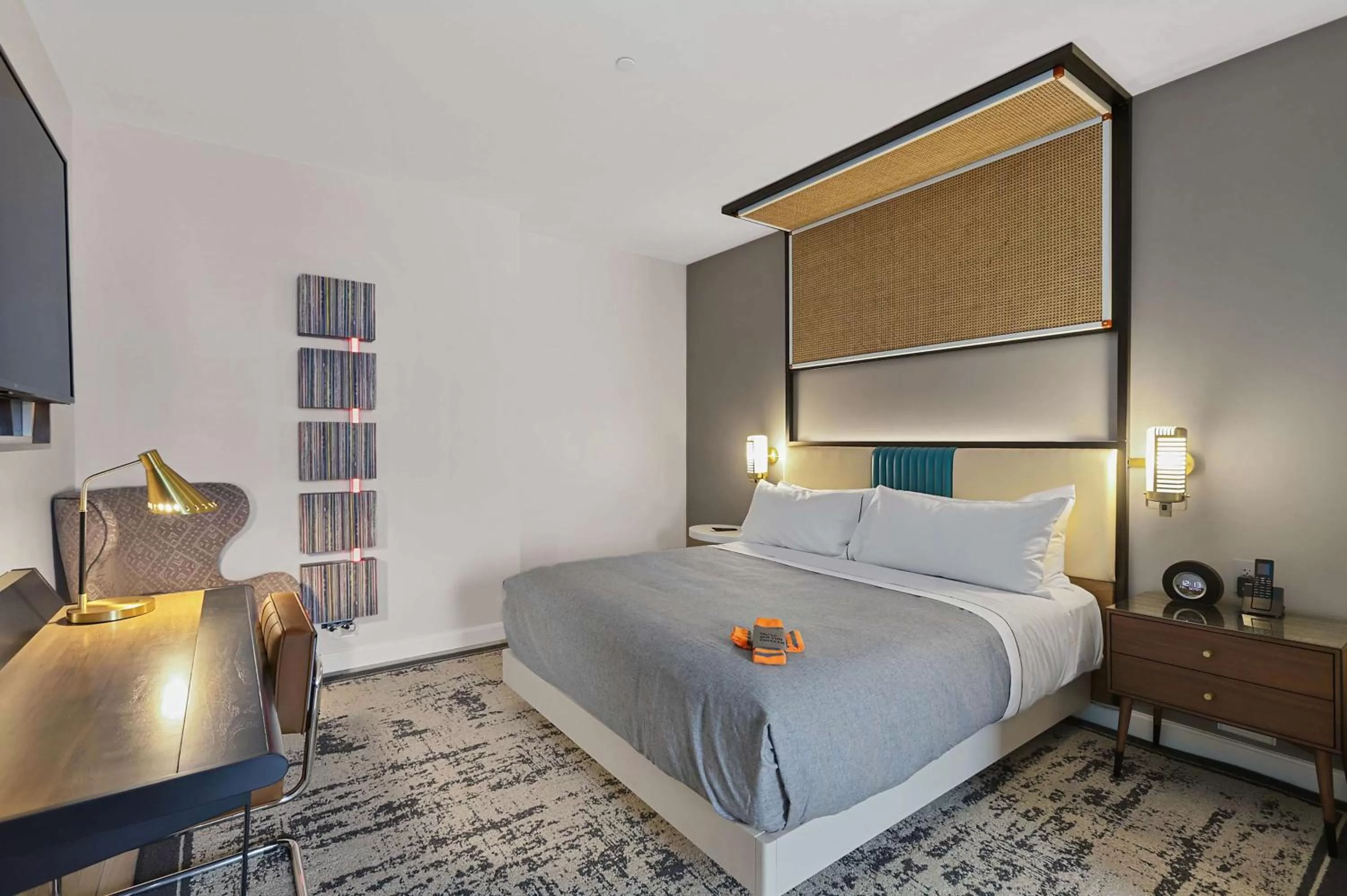 Bed in Canopy By Hilton Memphis Downtown