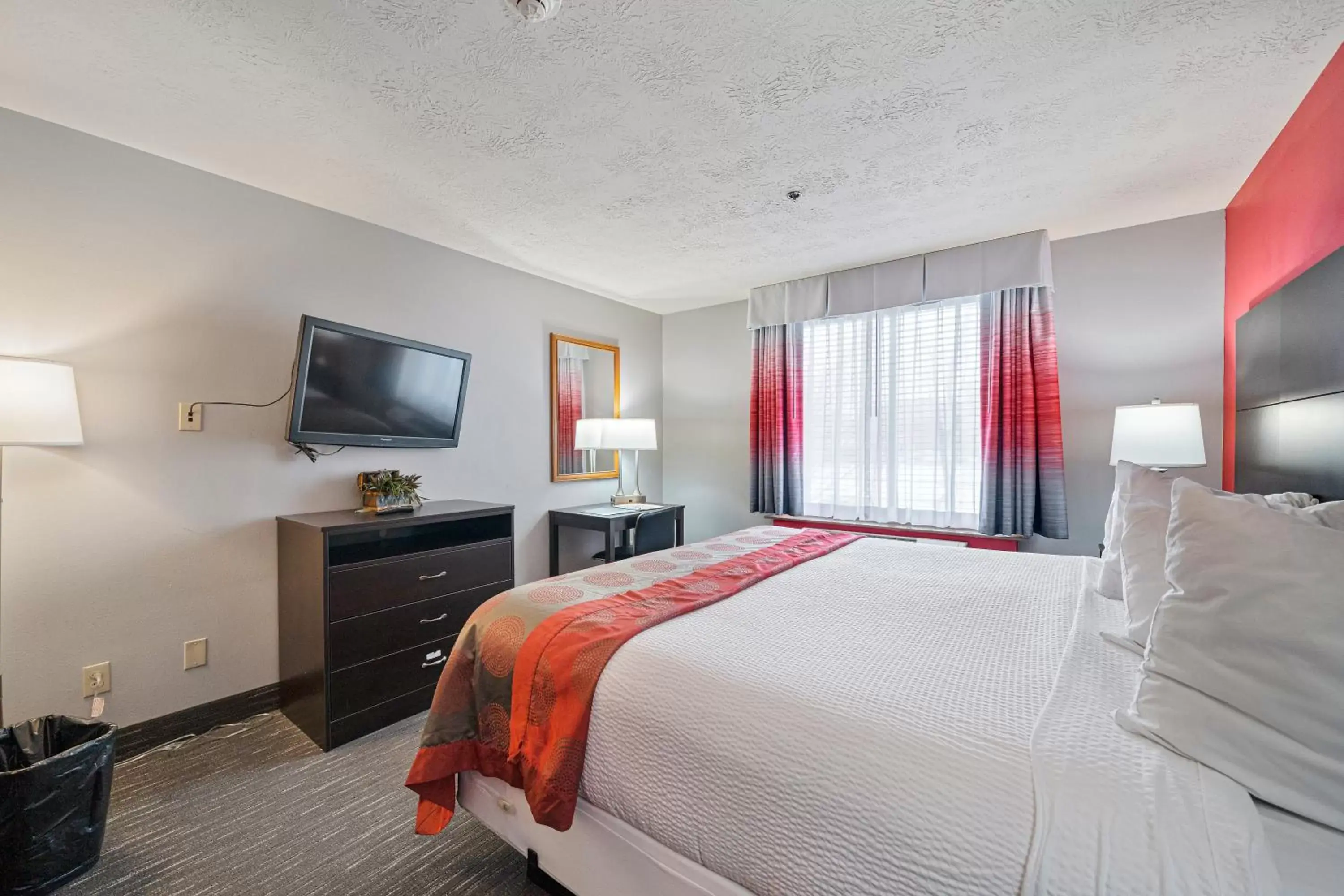 TV and multimedia, Bed in Ramada by Wyndham Sioux Falls Airport - Waterpark Resort & Event Center