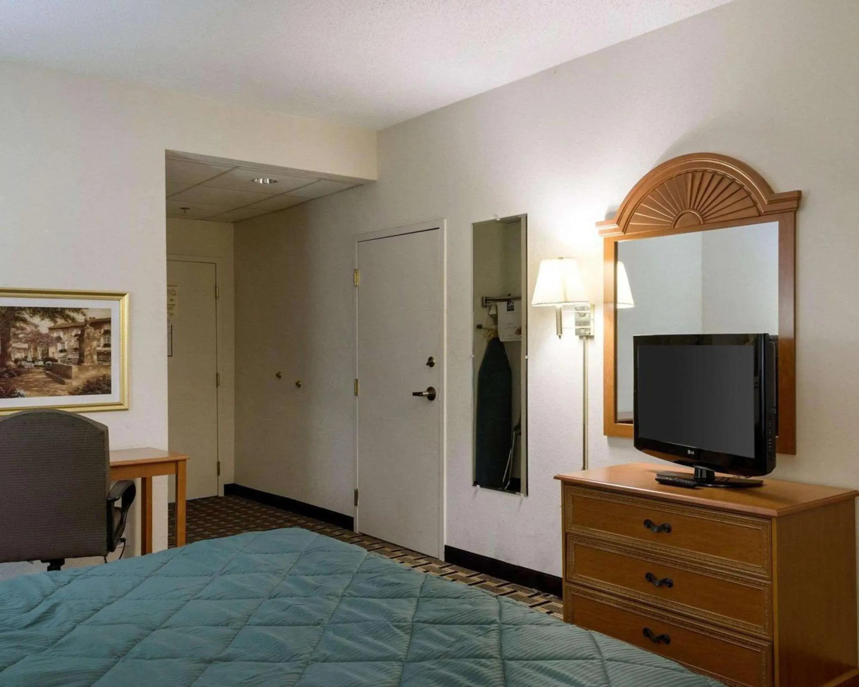 Photo of the whole room, TV/Entertainment Center in Quality Inn Magee