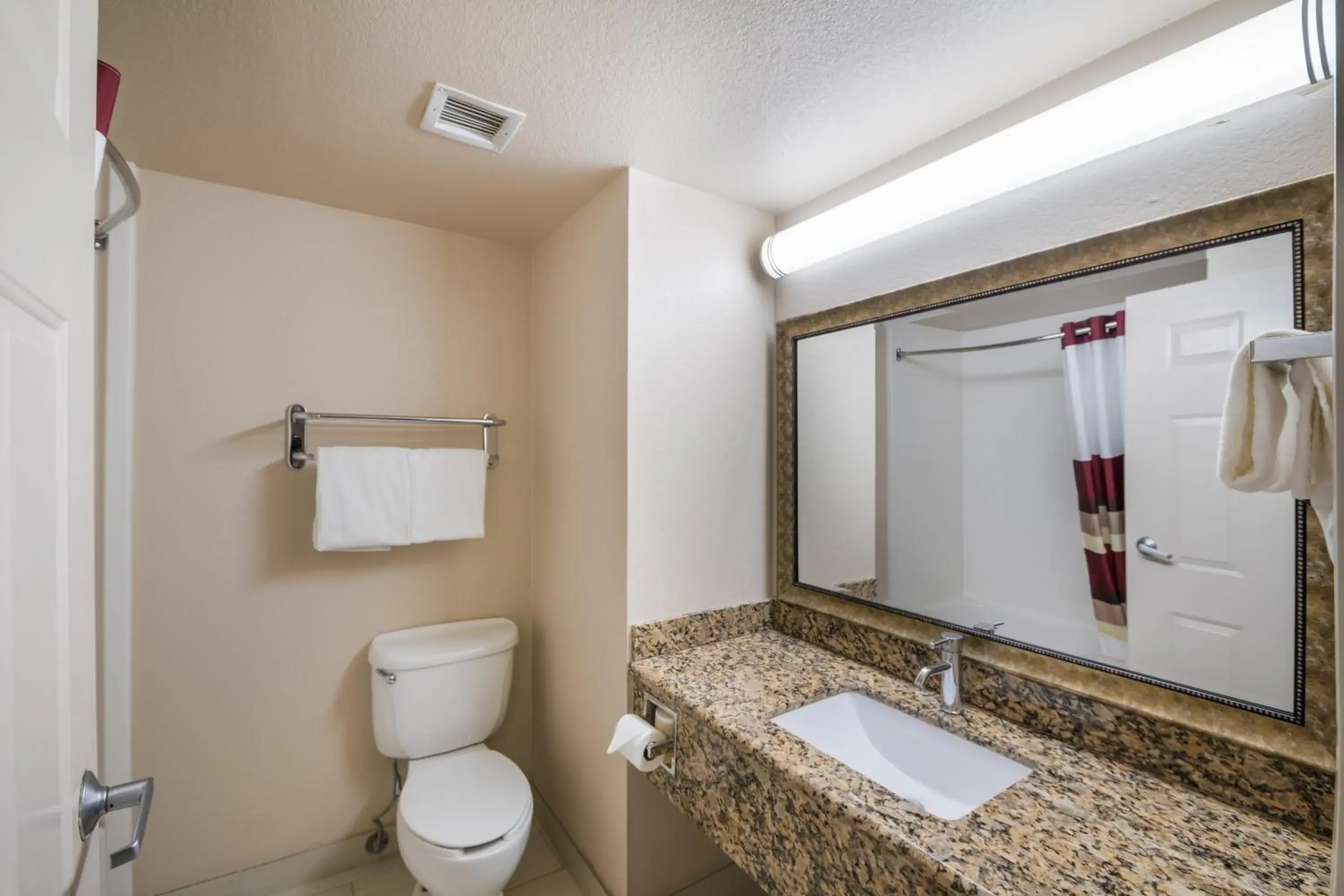 Bathroom in Red Roof Inn & Suites Austin East - Manor