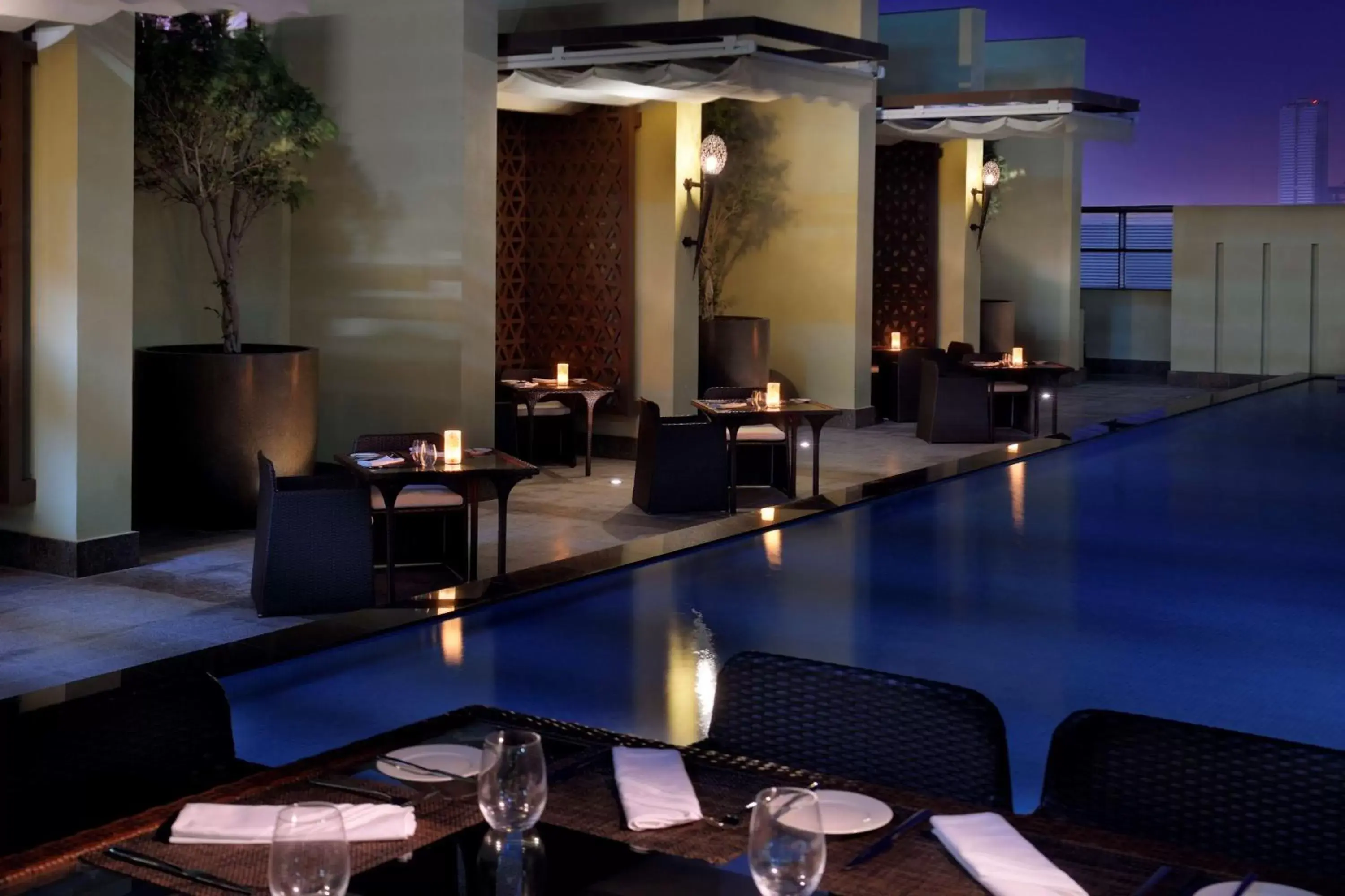 Restaurant/places to eat, Swimming Pool in Southern Sun Abu Dhabi