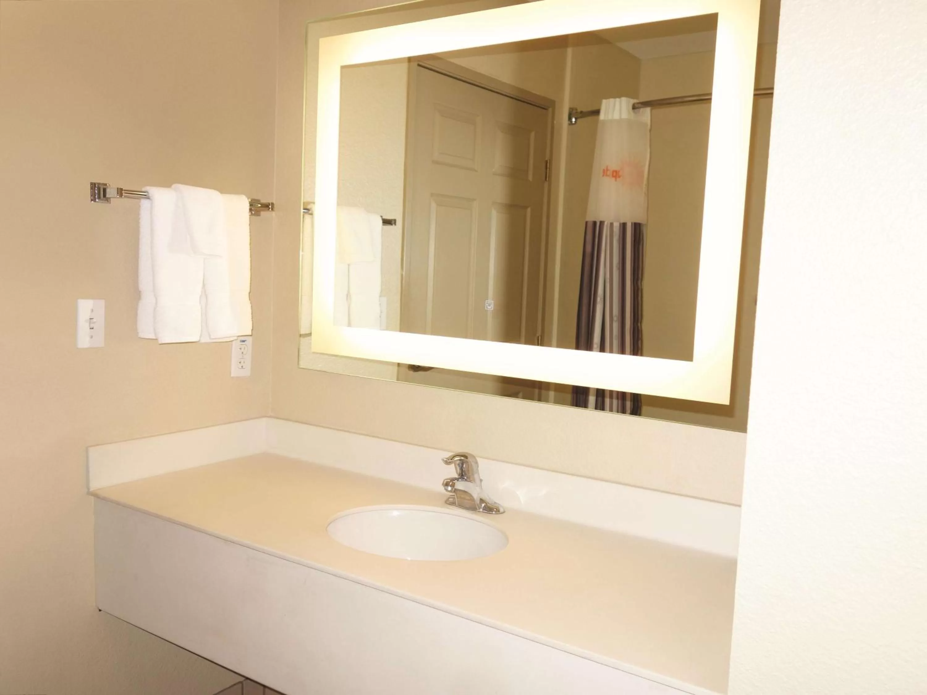 Photo of the whole room in La Quinta by Wyndham Corpus Christi Northwest