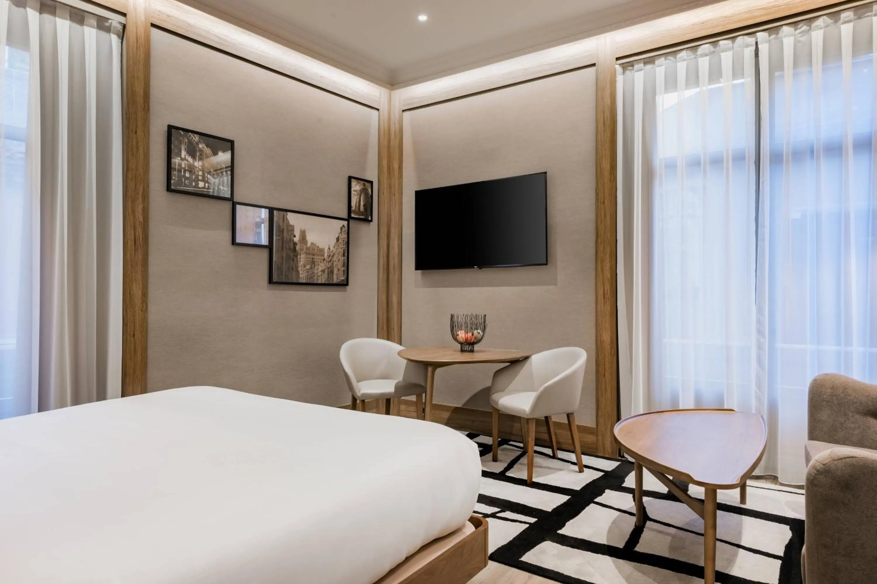 Photo of the whole room, Bed in Círculo Gran Vía, Autograph Collection (Adults Only)