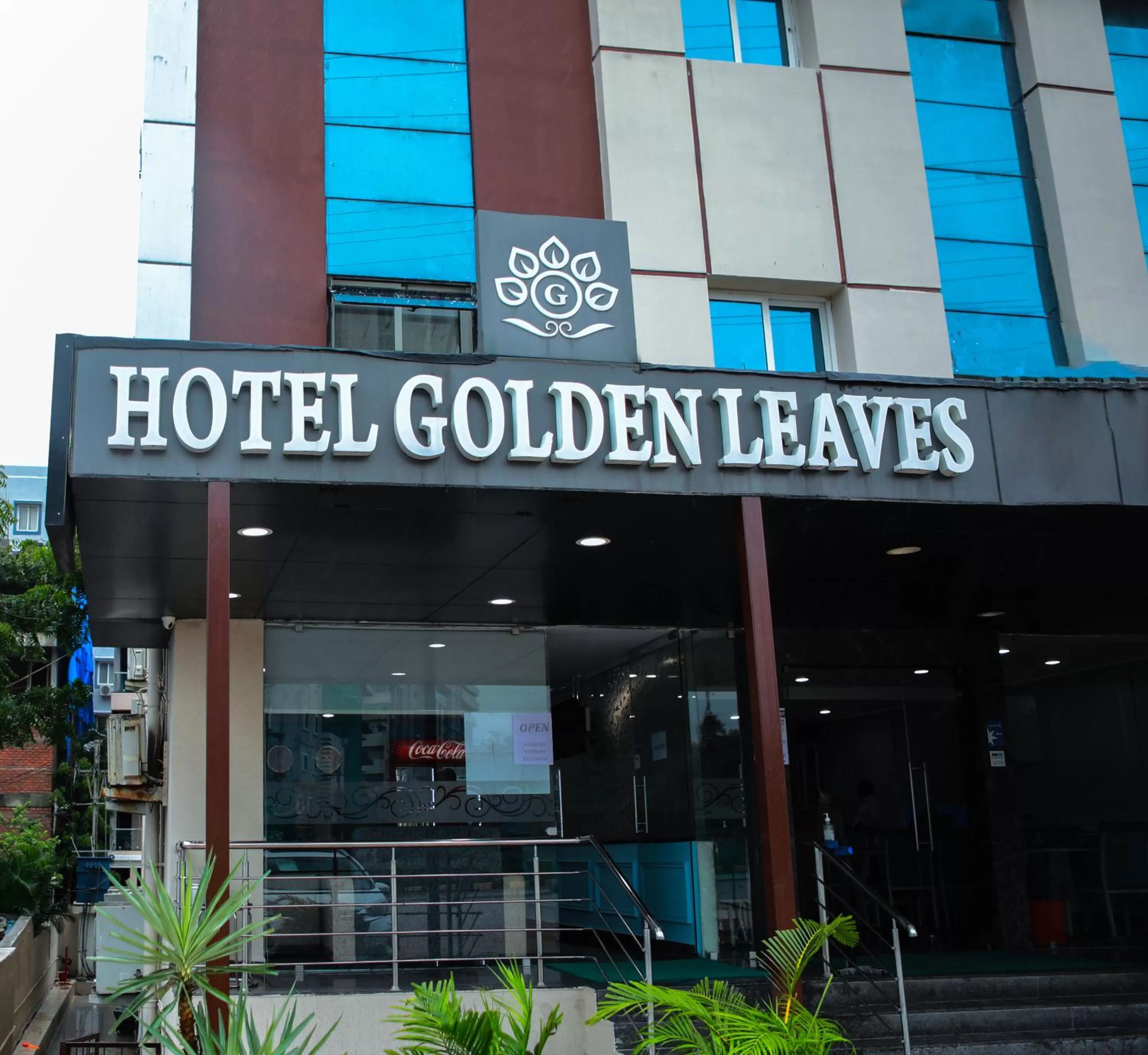 Facade/entrance in Hotel Golden Leaves