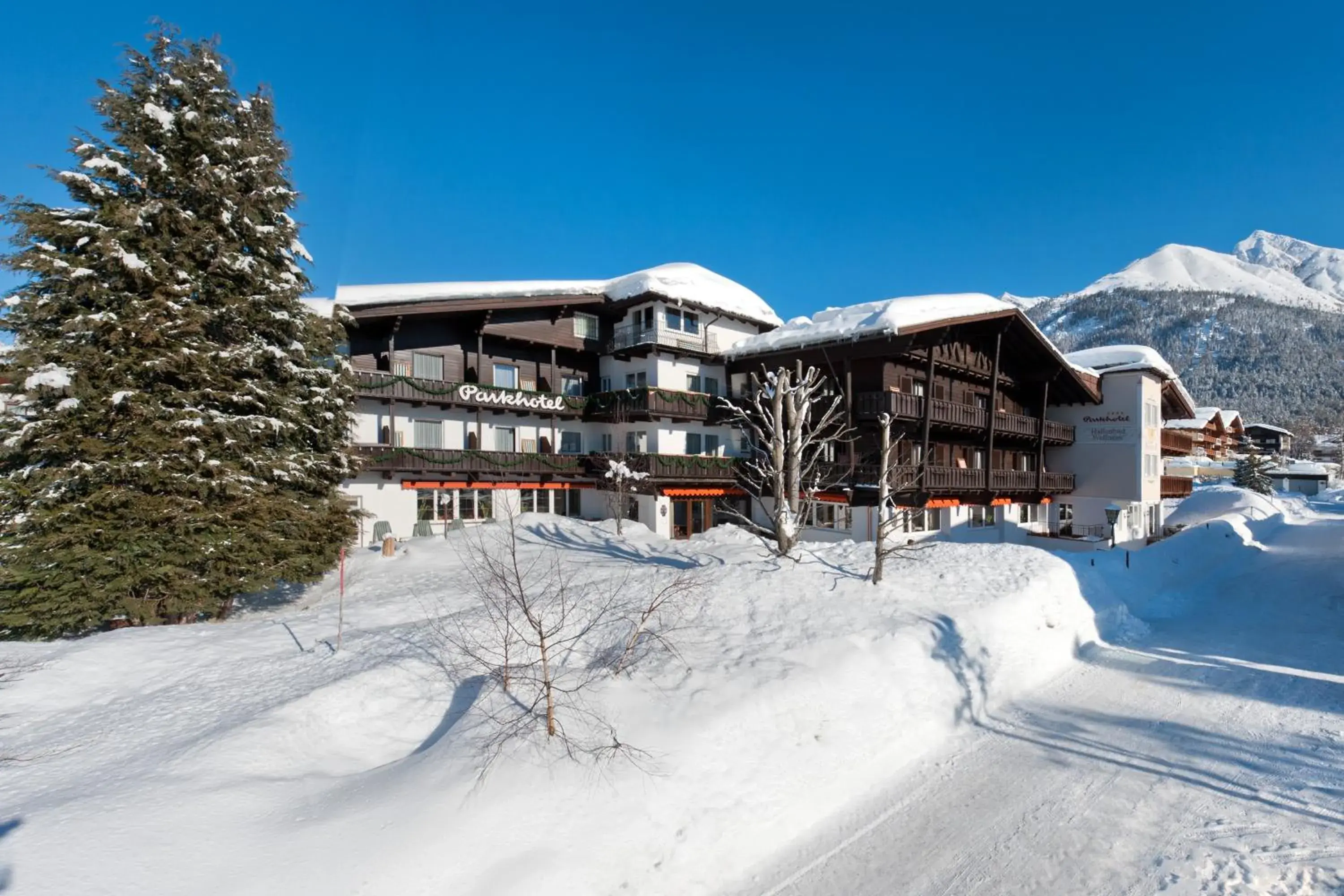 Facade/entrance, Winter in Parkhotel Seefeld