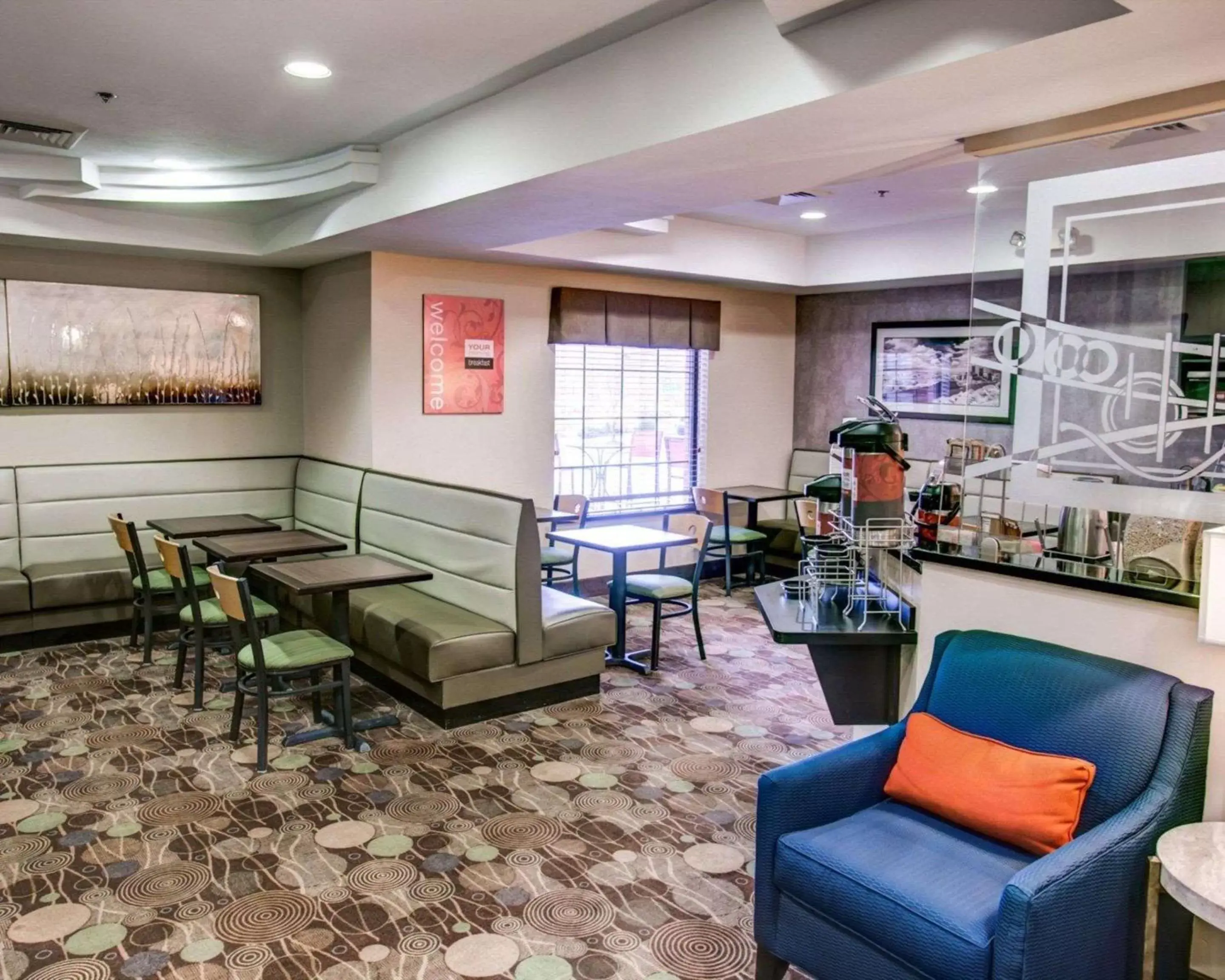 Restaurant/places to eat in Comfort Suites Coraopolis