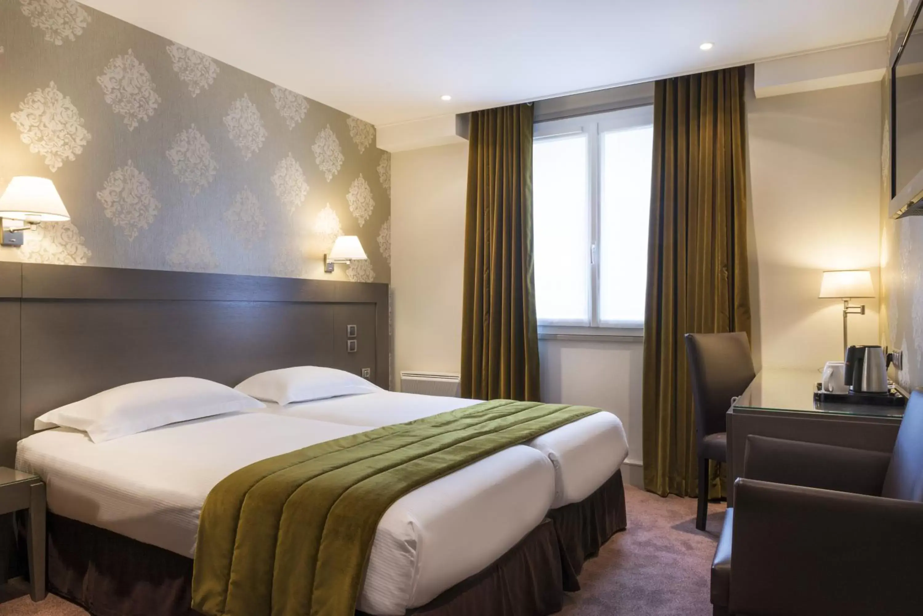 Photo of the whole room, Bed in Hôtel Volney Opéra Photo of the whole room, Bed in Hôtel Volney Opéra