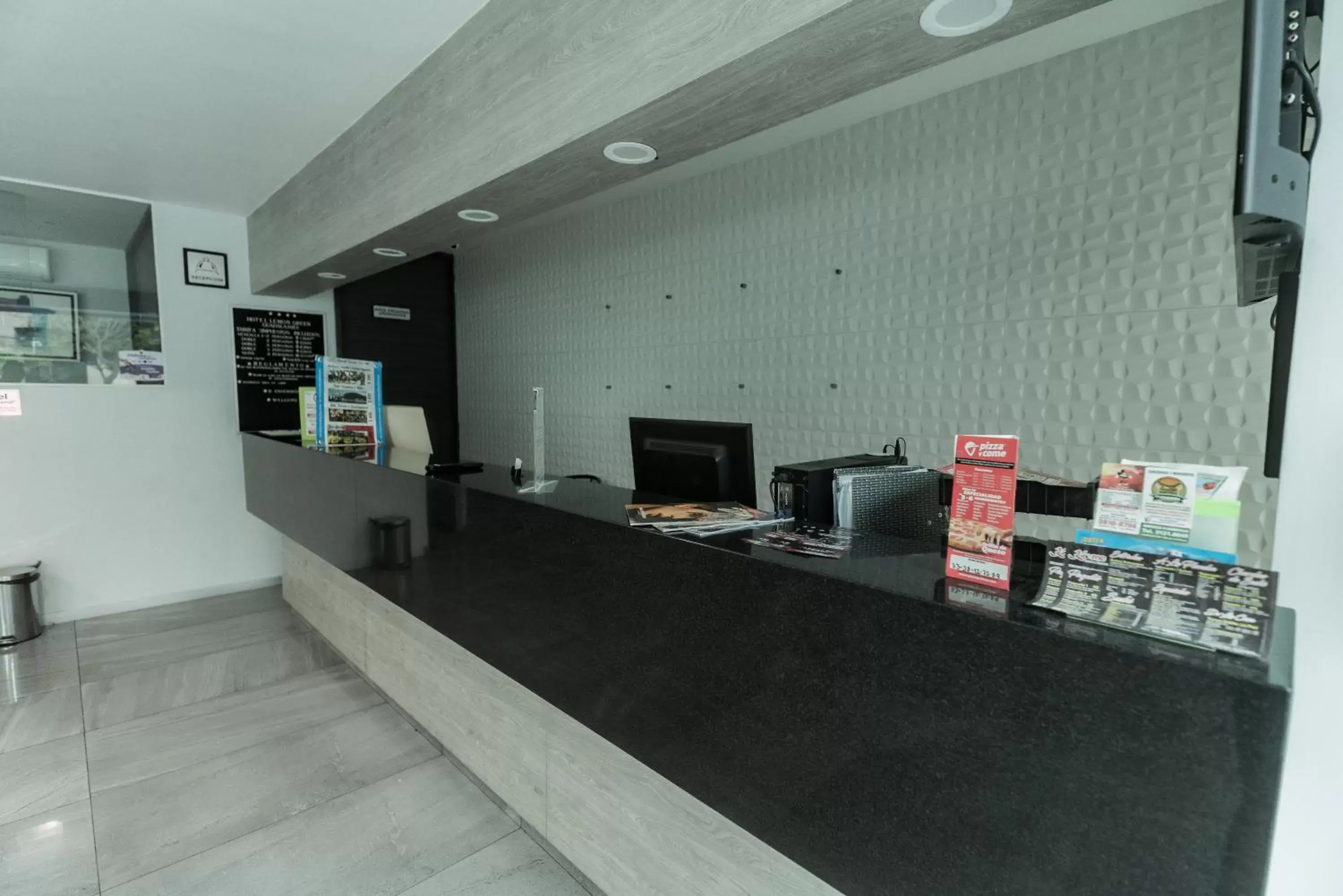 Property building, Lobby/Reception in HOTEL LEMON GREEN -Zona Expo Frente al Centro de Convenciones