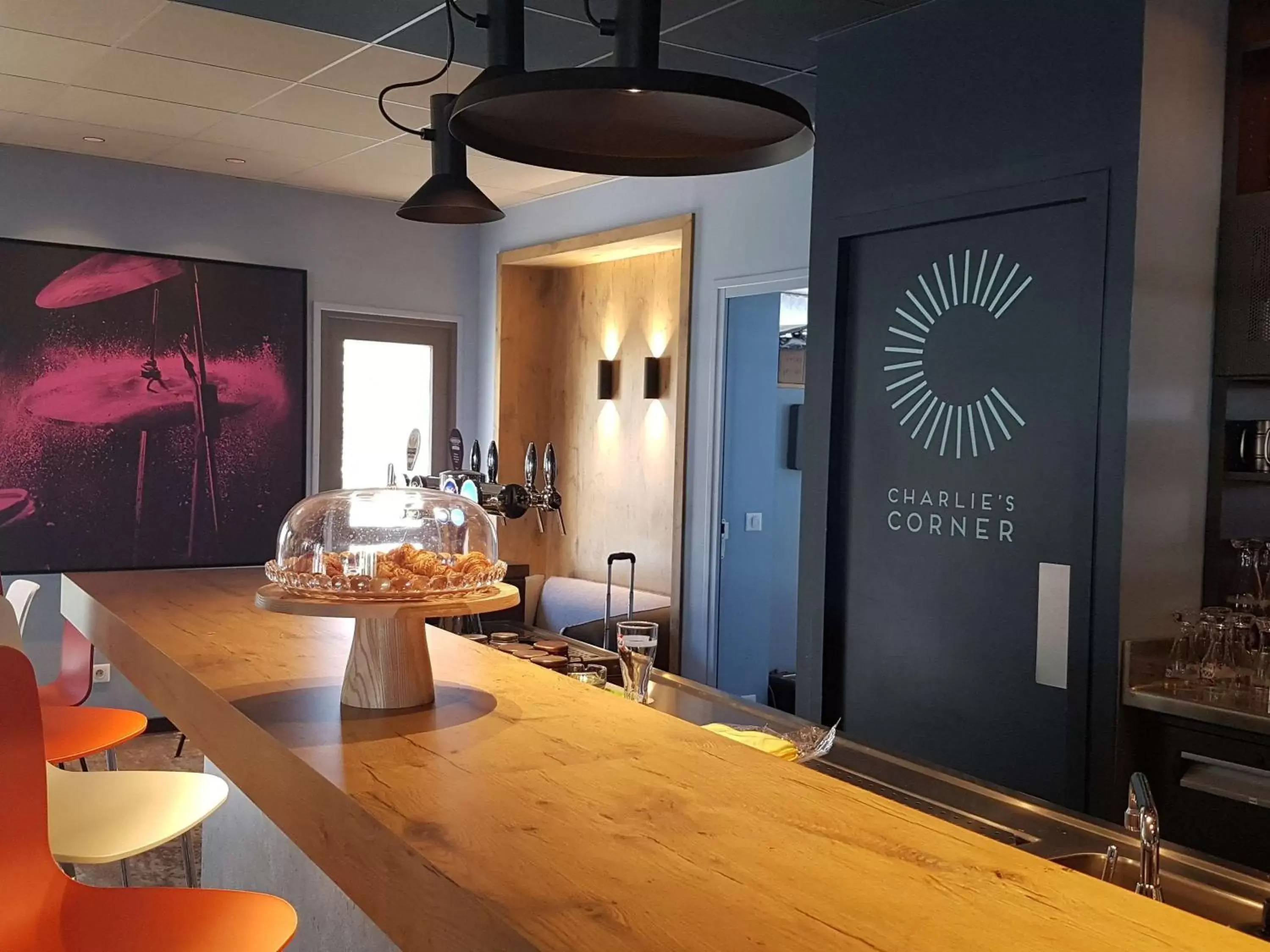 Lounge or bar in ibis Melun Lounge or bar in ibis Melun