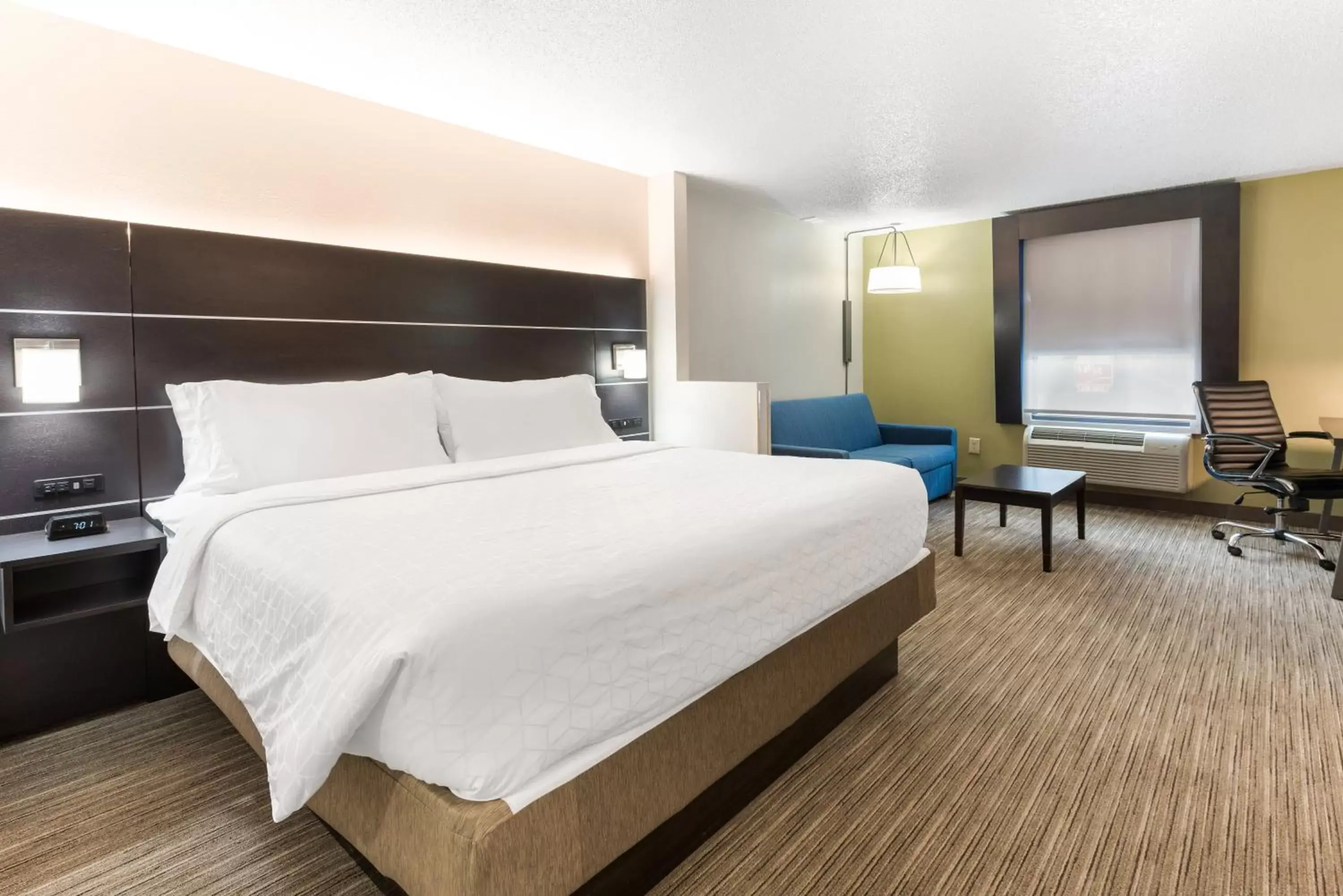 Photo of the whole room, Bed in Holiday Inn Express - Columbus Downtown, an IHG Hotel