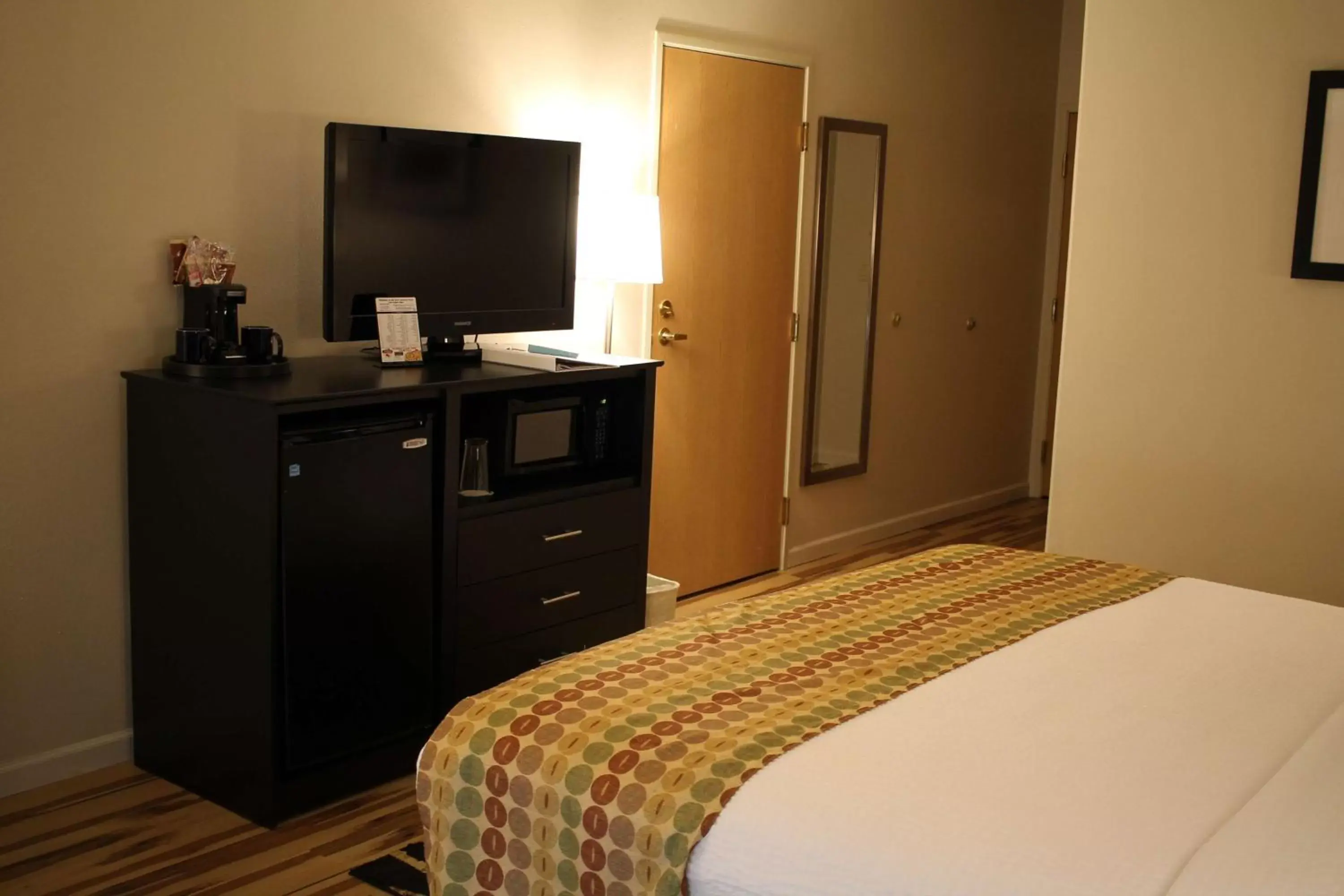 Photo of the whole room, TV/Entertainment Center in Best Western Plus Des Moines West Inn & Suites