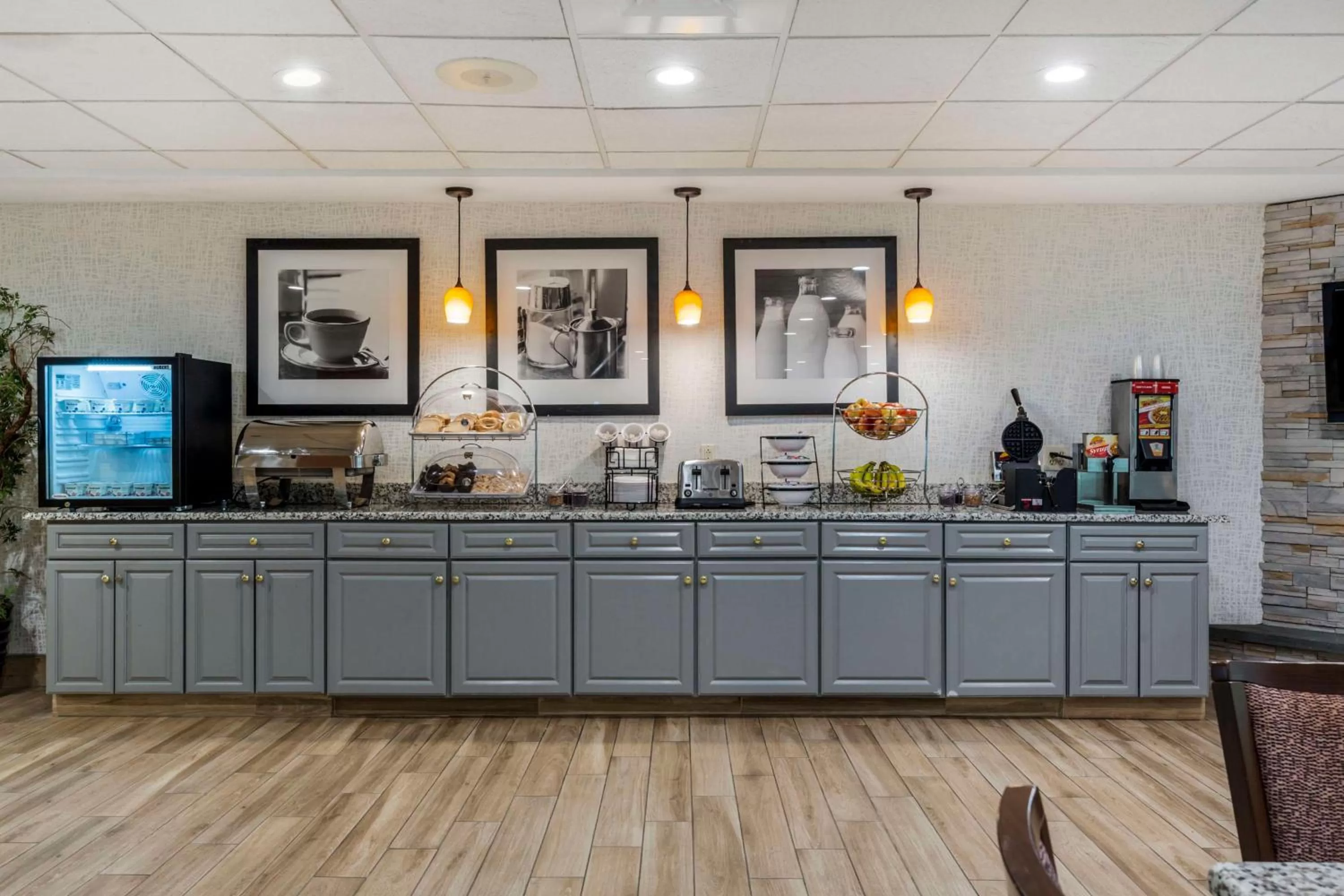 Breakfast in Best Western Plus New England Inn & Suites