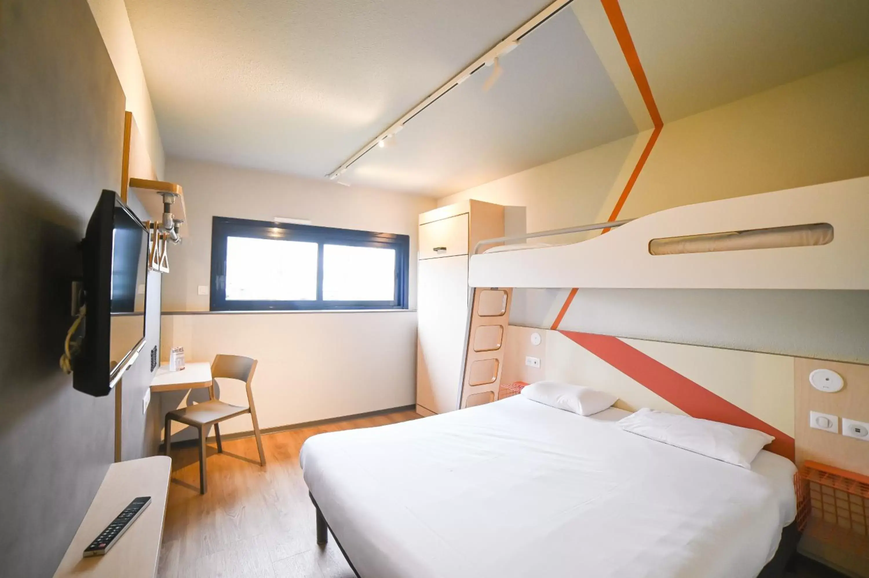 Bedroom, Bunk Bed in ibis budget Site du Futuroscope