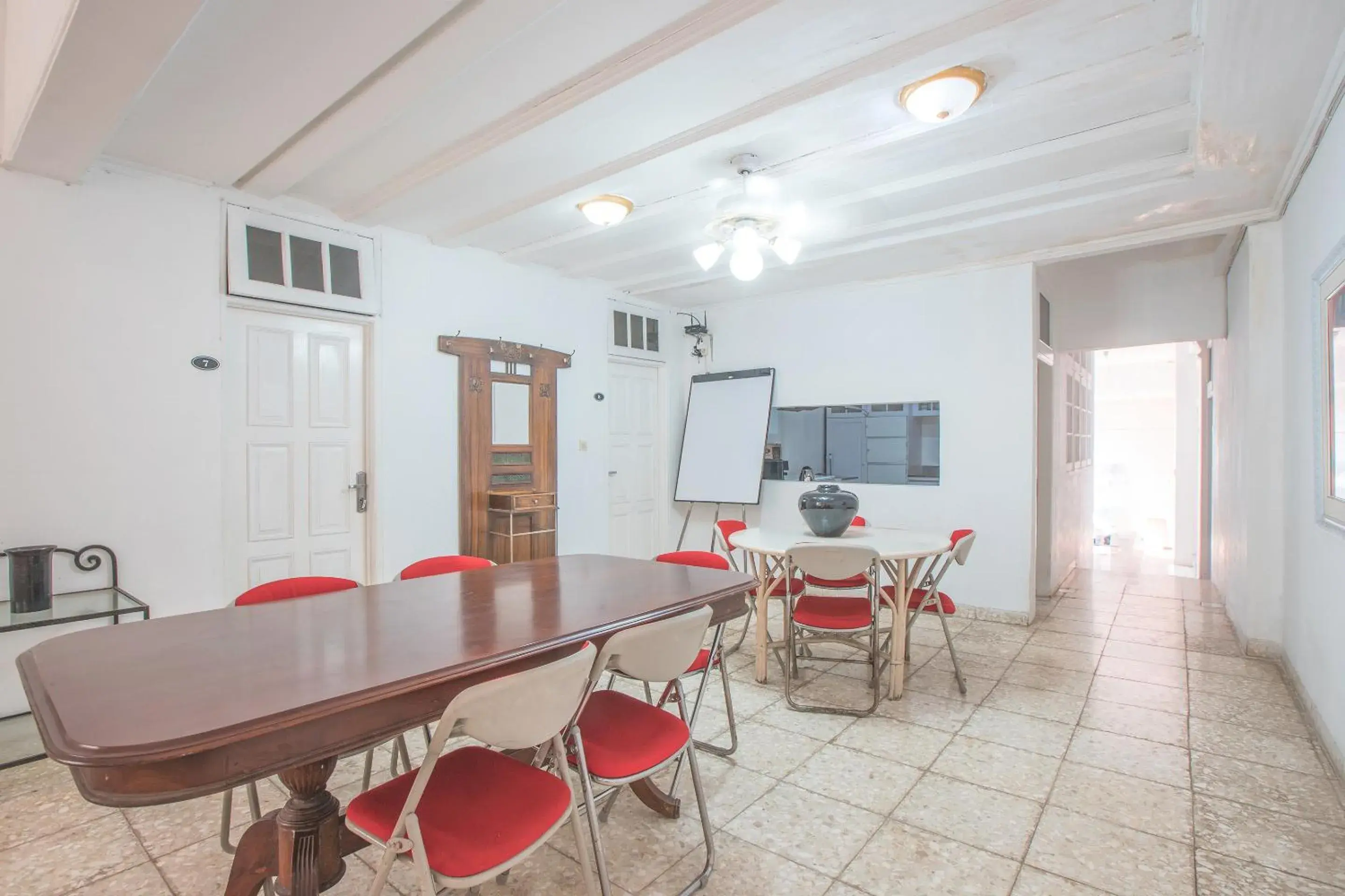 Communal lounge/ TV room, Dining Area in OYO 332 Residence G17