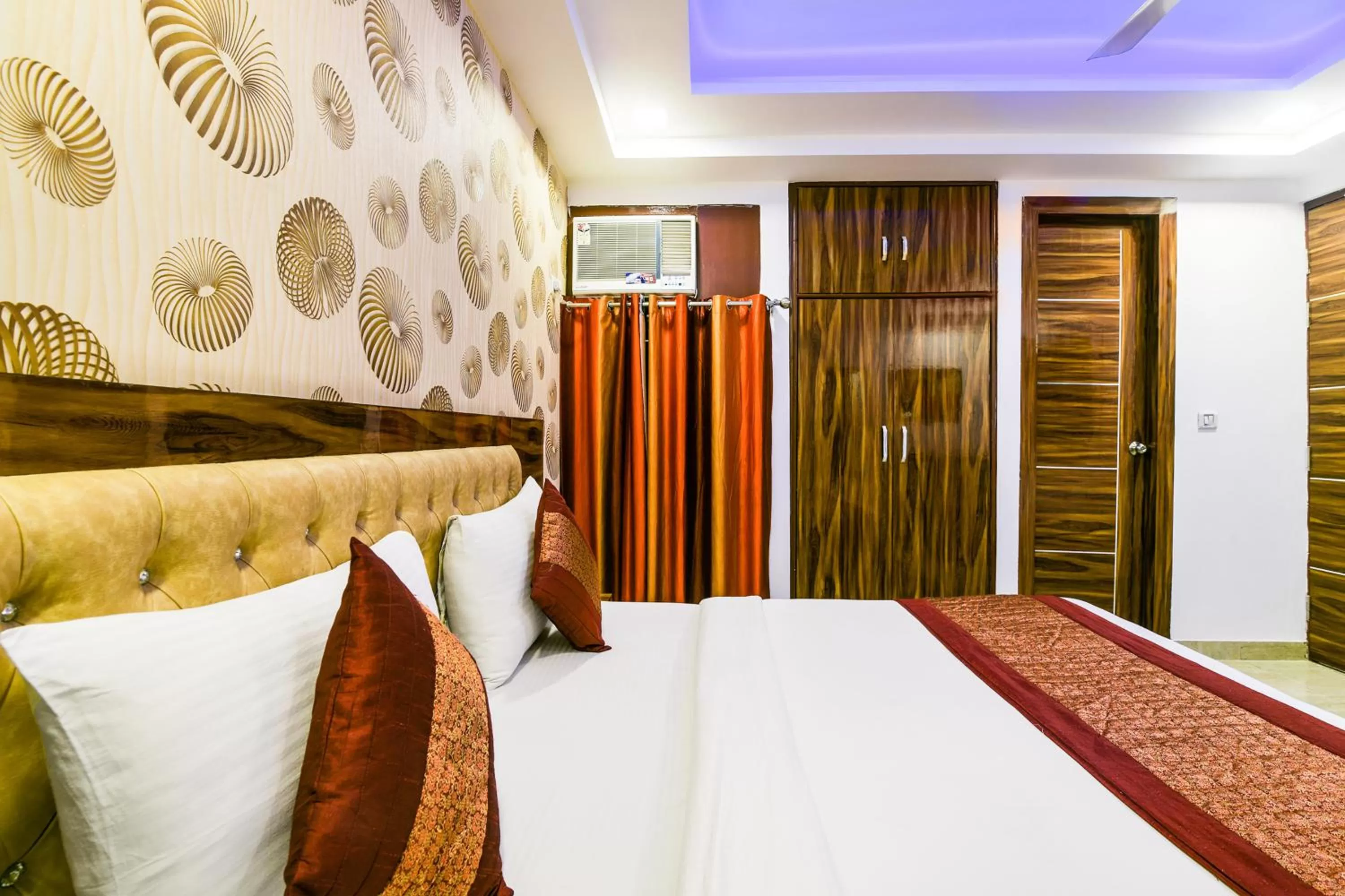 Bed in Hotel Pearl - Mahipalpur Delhi Airport