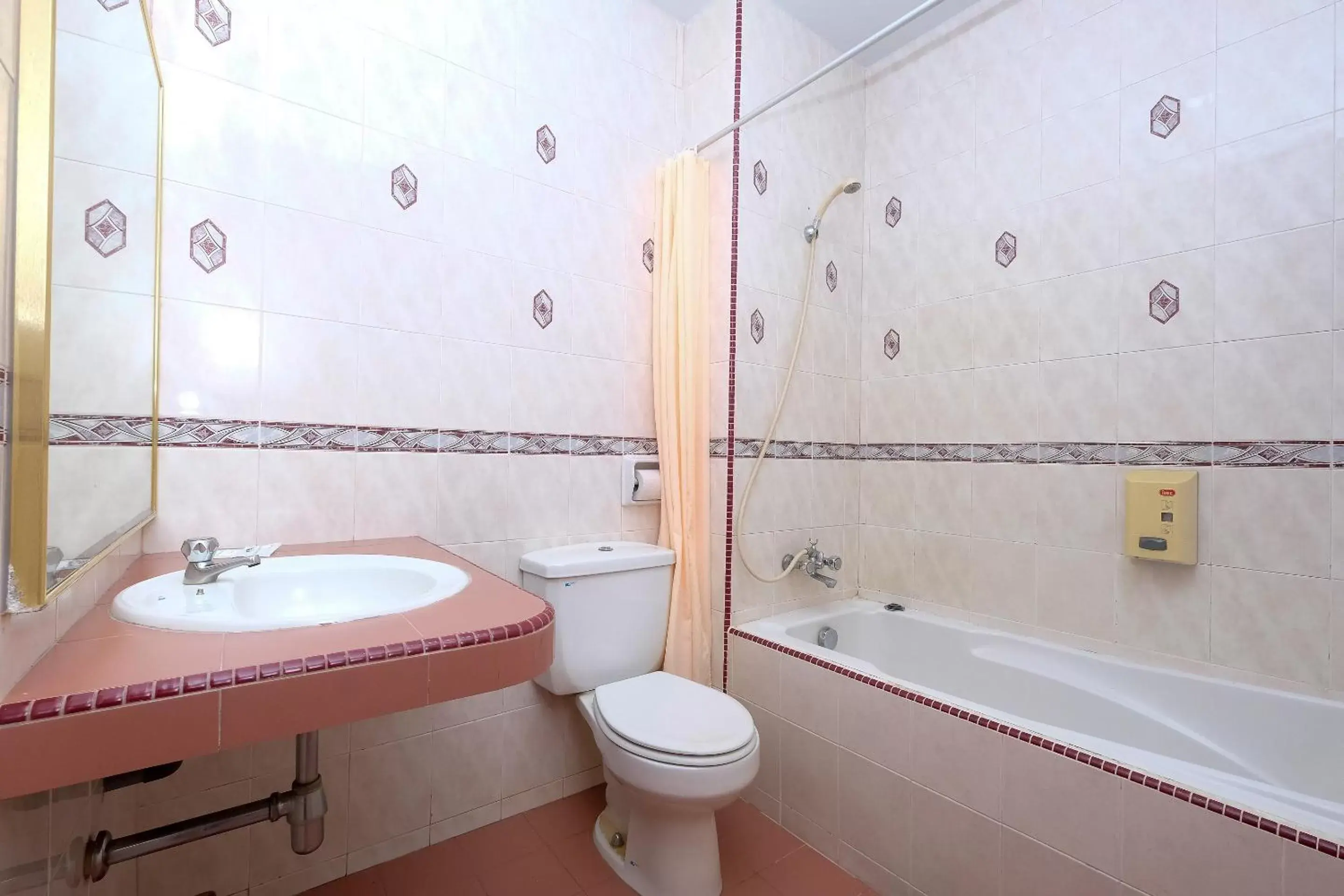 Bathroom in Super OYO 1236 Hotel Green Park