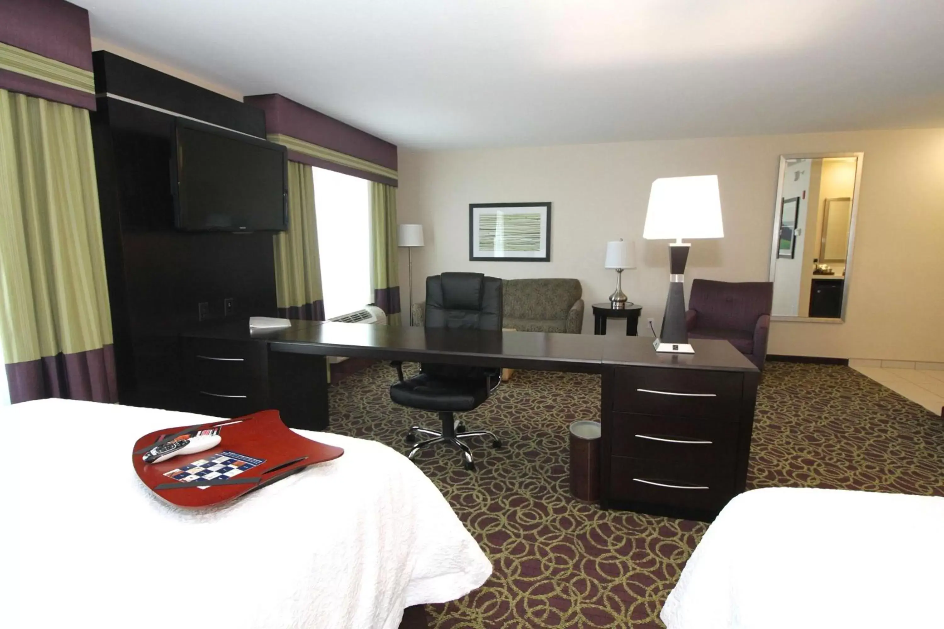 Bed in Hampton Inn and Suites Sandusky/Milan