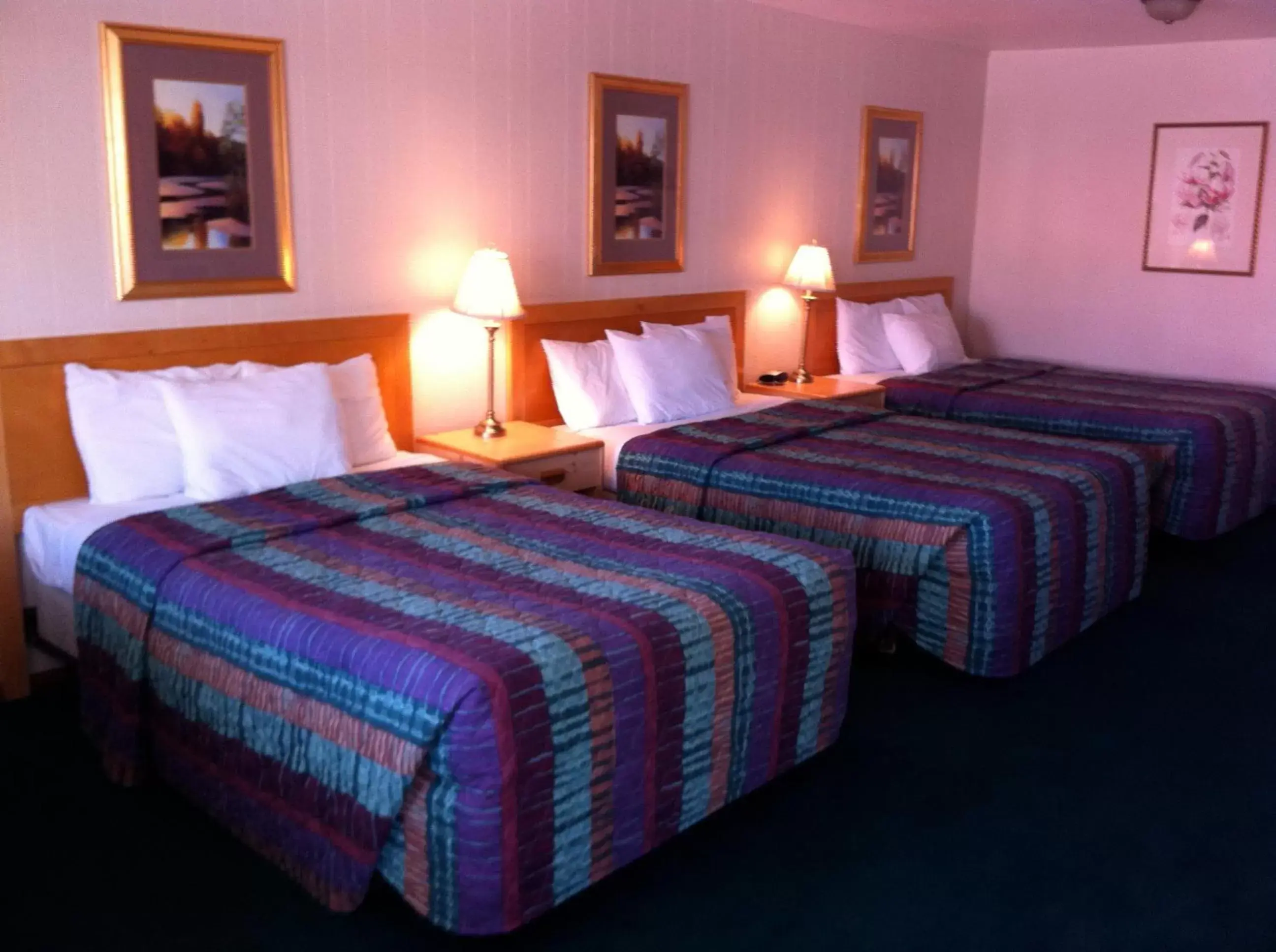 Photo of the whole room, Bed in Legacy Inn