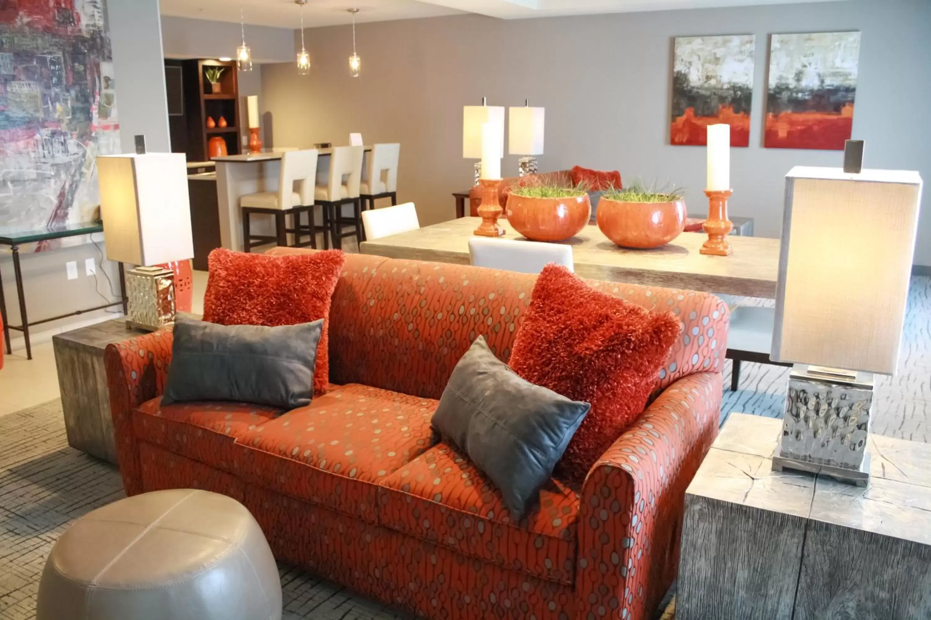 Photo of the whole room, Seating Area in Holiday Inn Hotel & Suites Davenport, an IHG Hotel