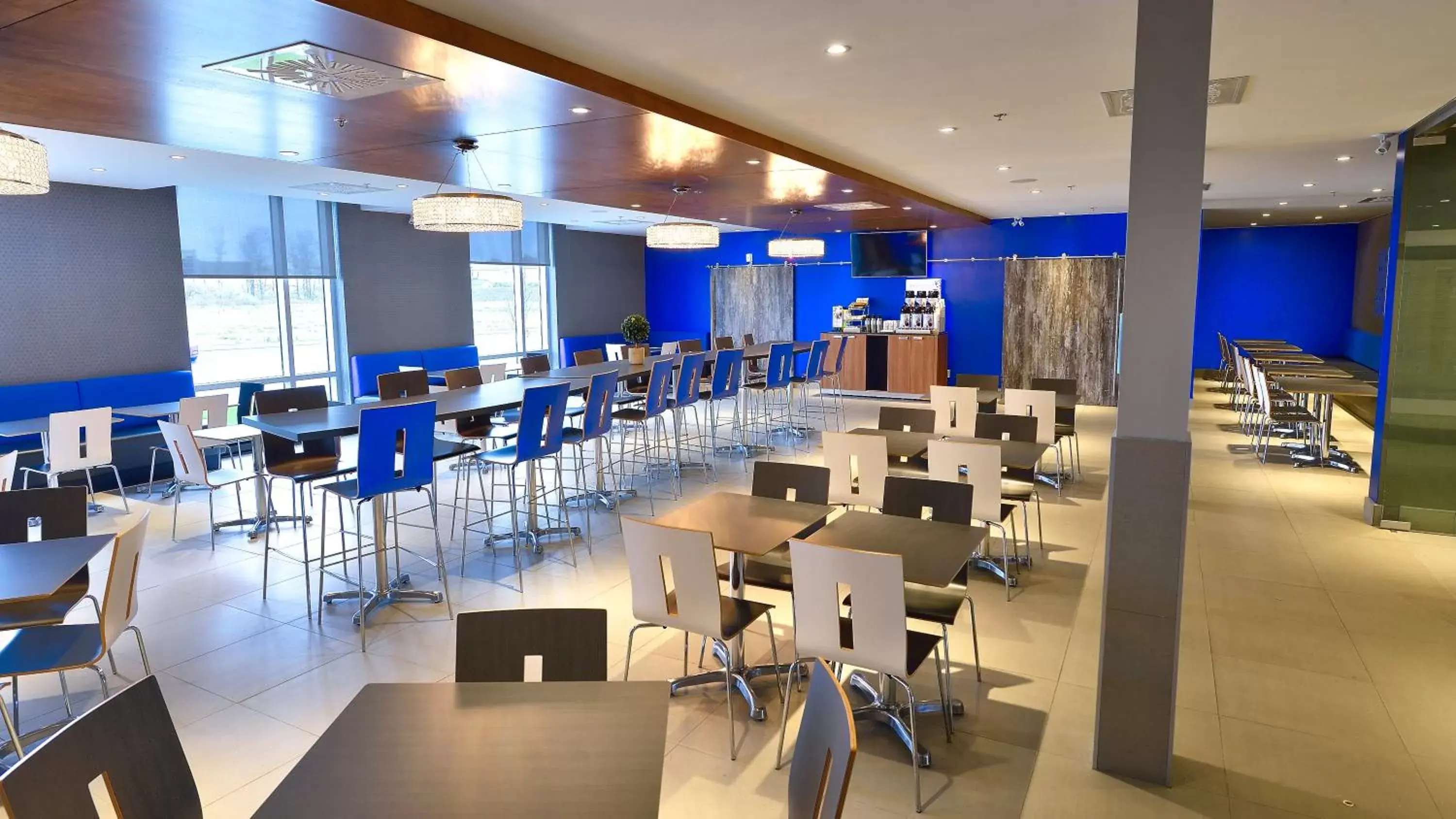 Breakfast, Restaurant/Places to Eat in Holiday Inn Express & Suites Vaudreuil-Dorion, an IHG Hotel