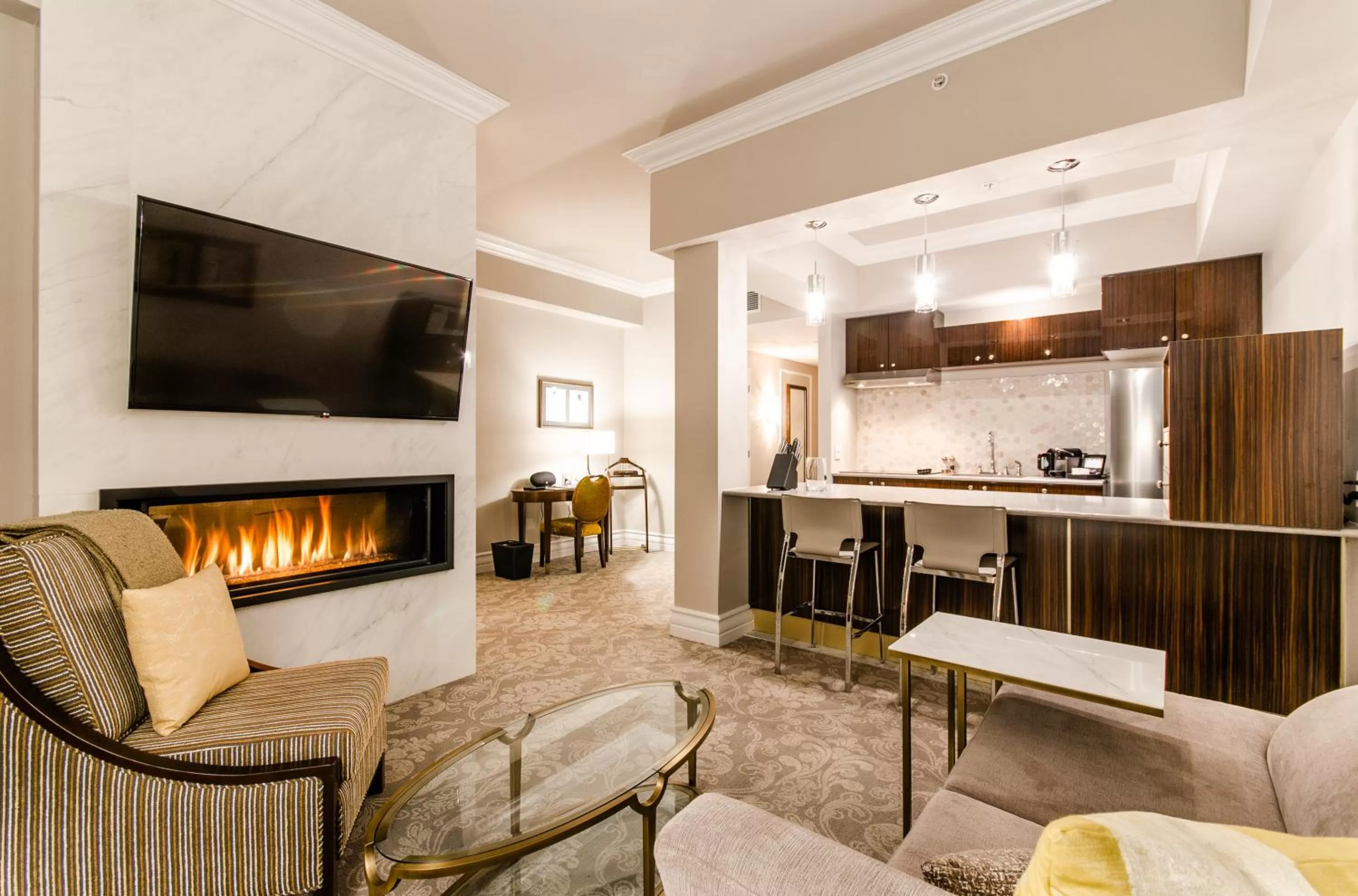 Kitchen or kitchenette in Hôtel Birks Montréal