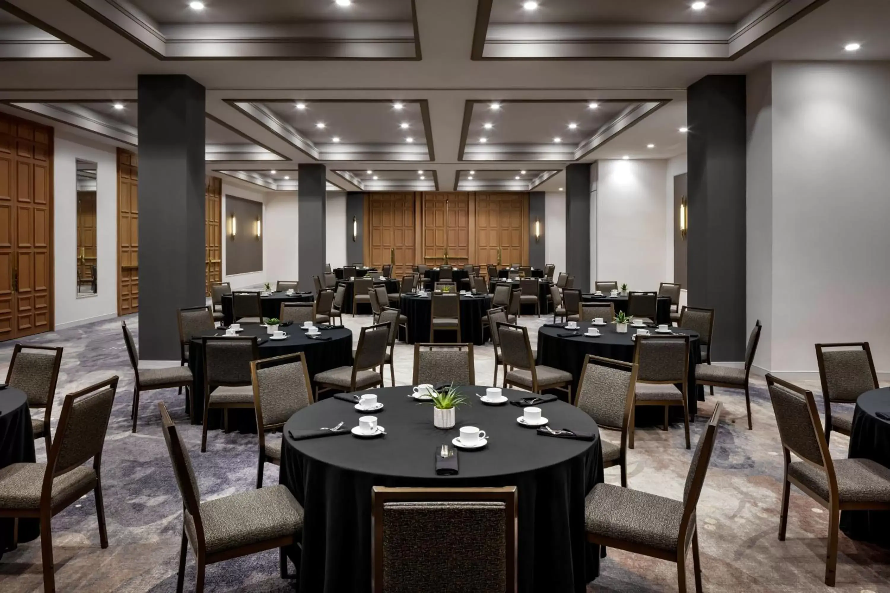 Meeting/conference room, Restaurant/Places to Eat in Montreal Marriott Chateau Champlain