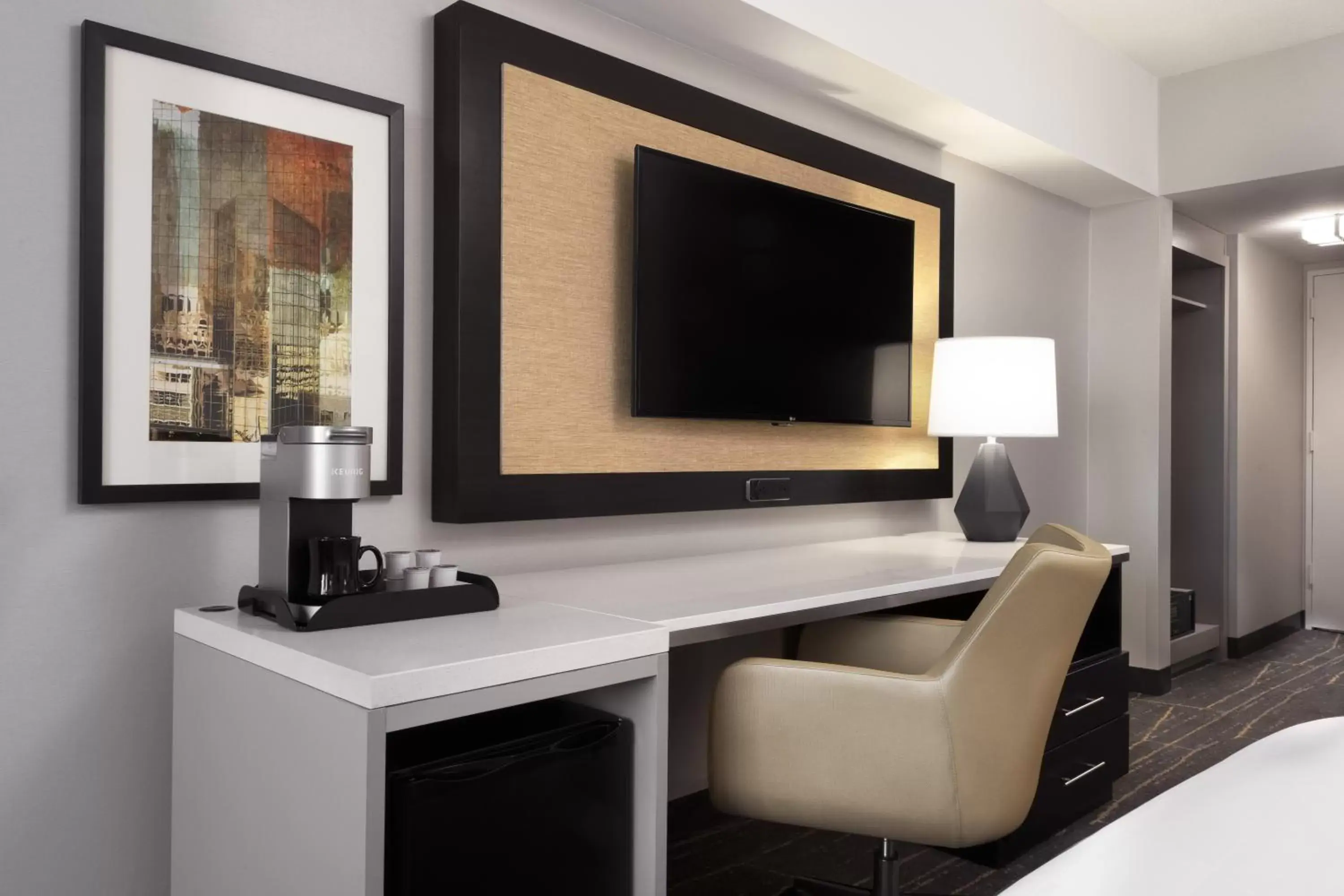 TV and multimedia, TV/Entertainment Center in Holiday Inn - Chicago Dwtn - Wolf Point, an IHG Hotel