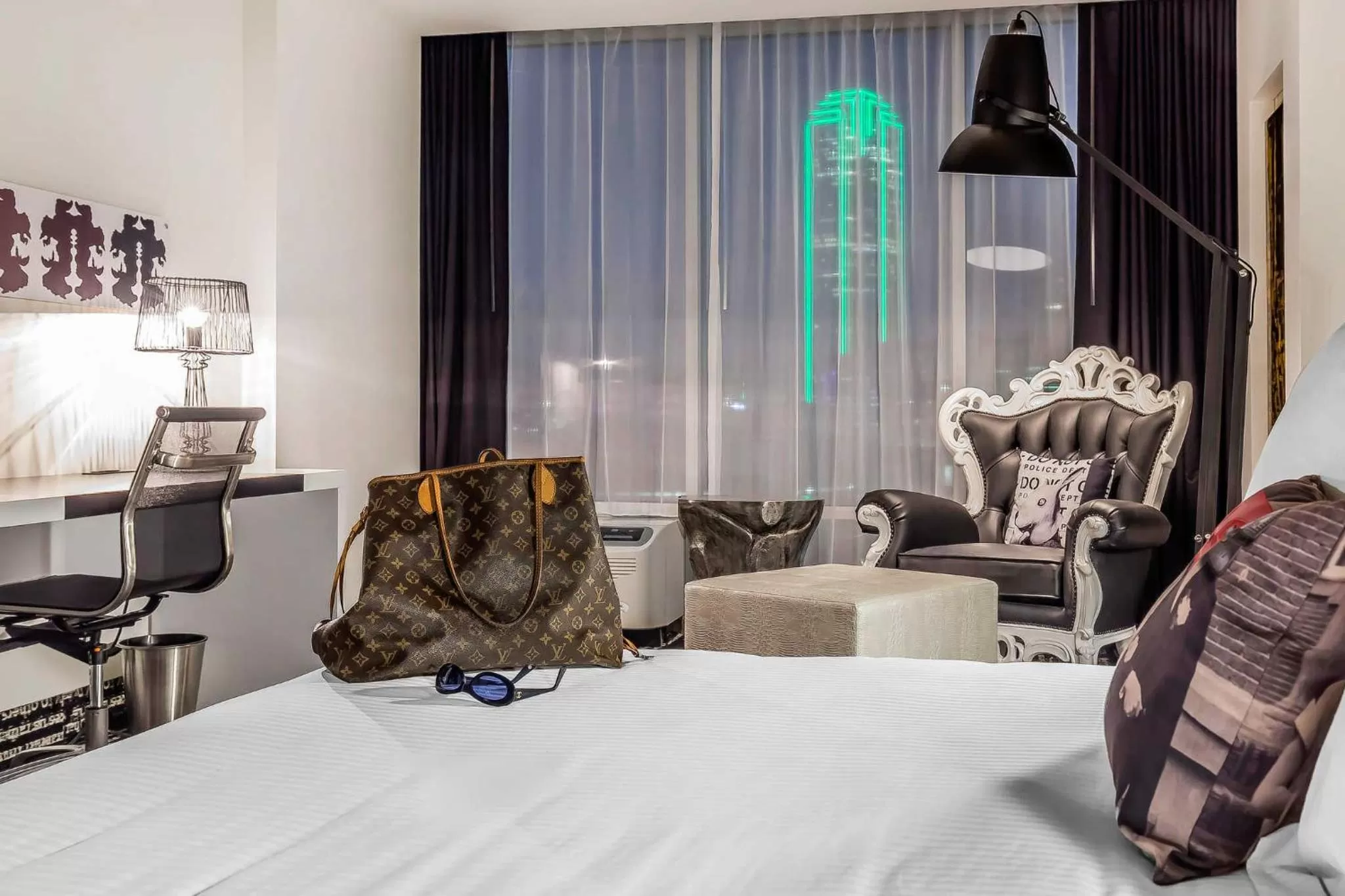 Seating area, Bed in Lorenzo Hotel Dallas, Tapestry Collection by Hilton