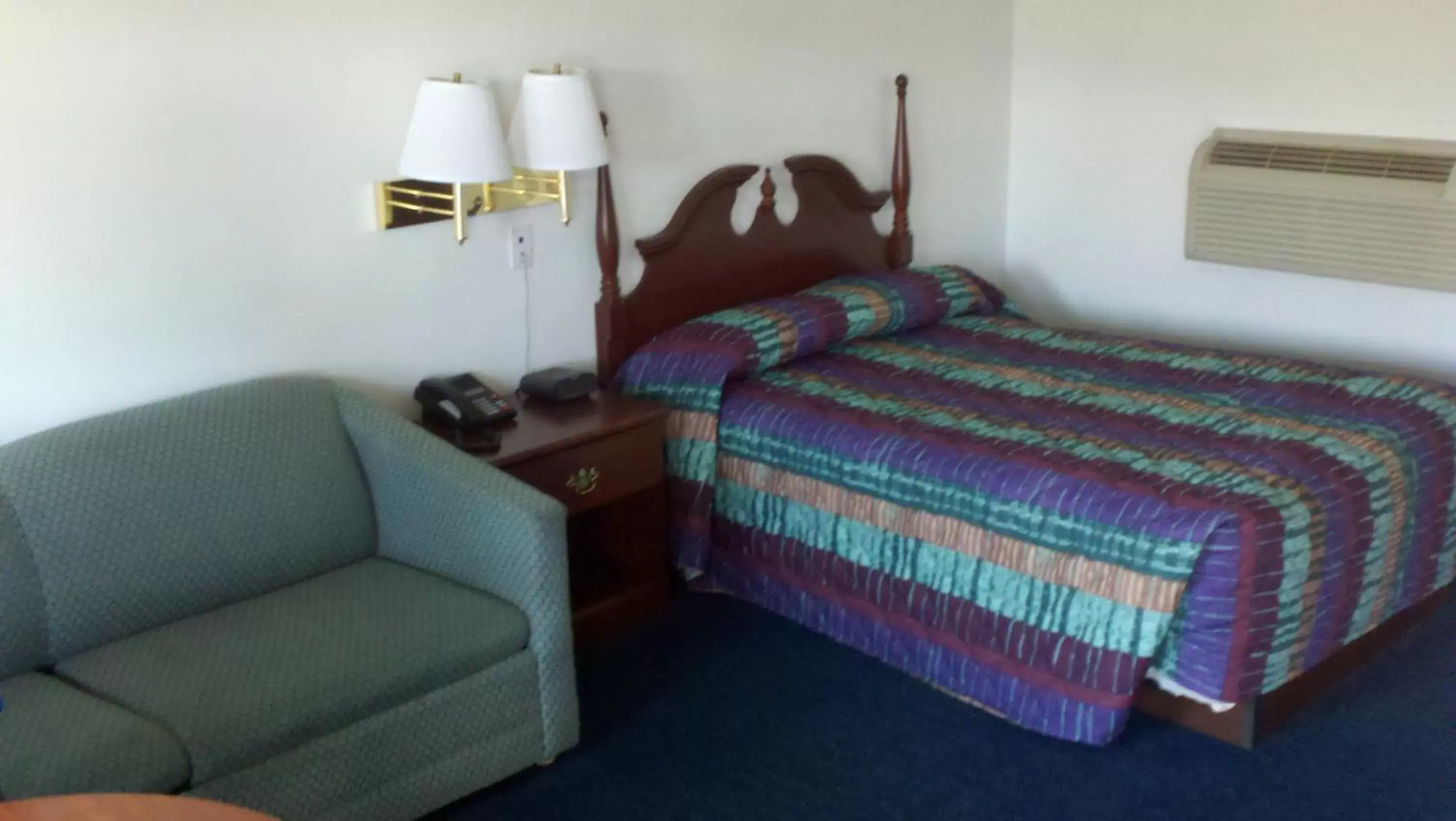 Bedroom, Bed in Four Oaks Lodging