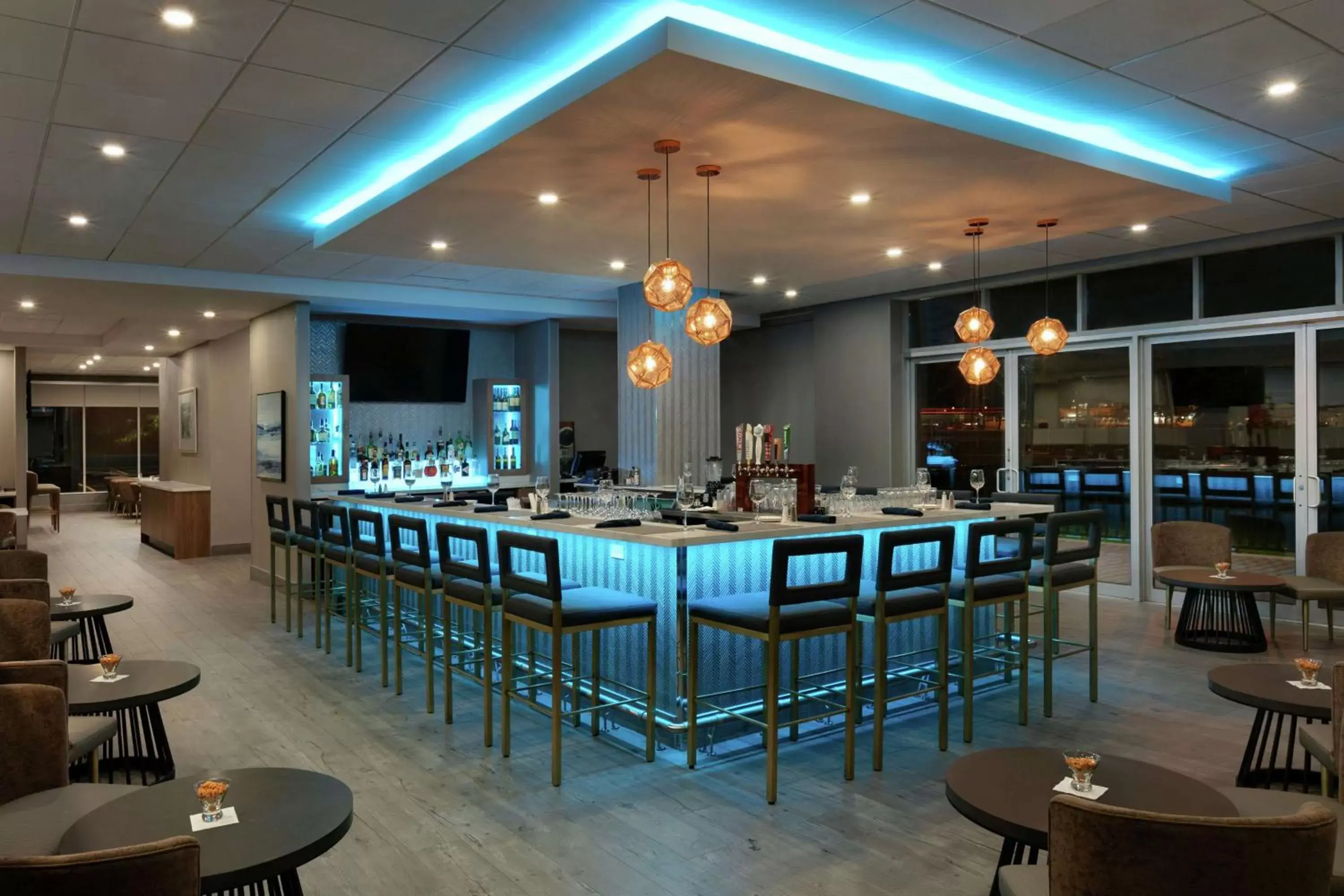 Lounge or bar, Restaurant/Places to Eat in Embassy Suites By Hilton Montreal Airport