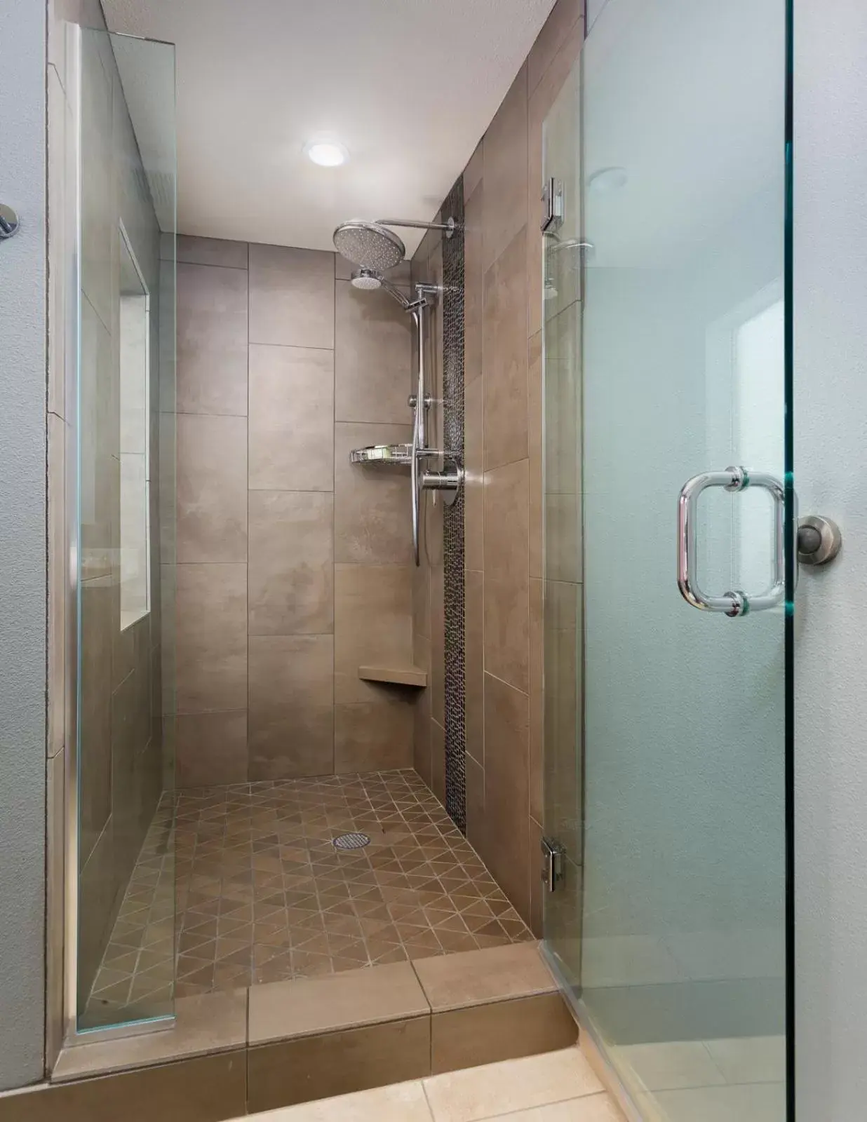 Shower, Bathroom in The Coho Oceanfront Lodge