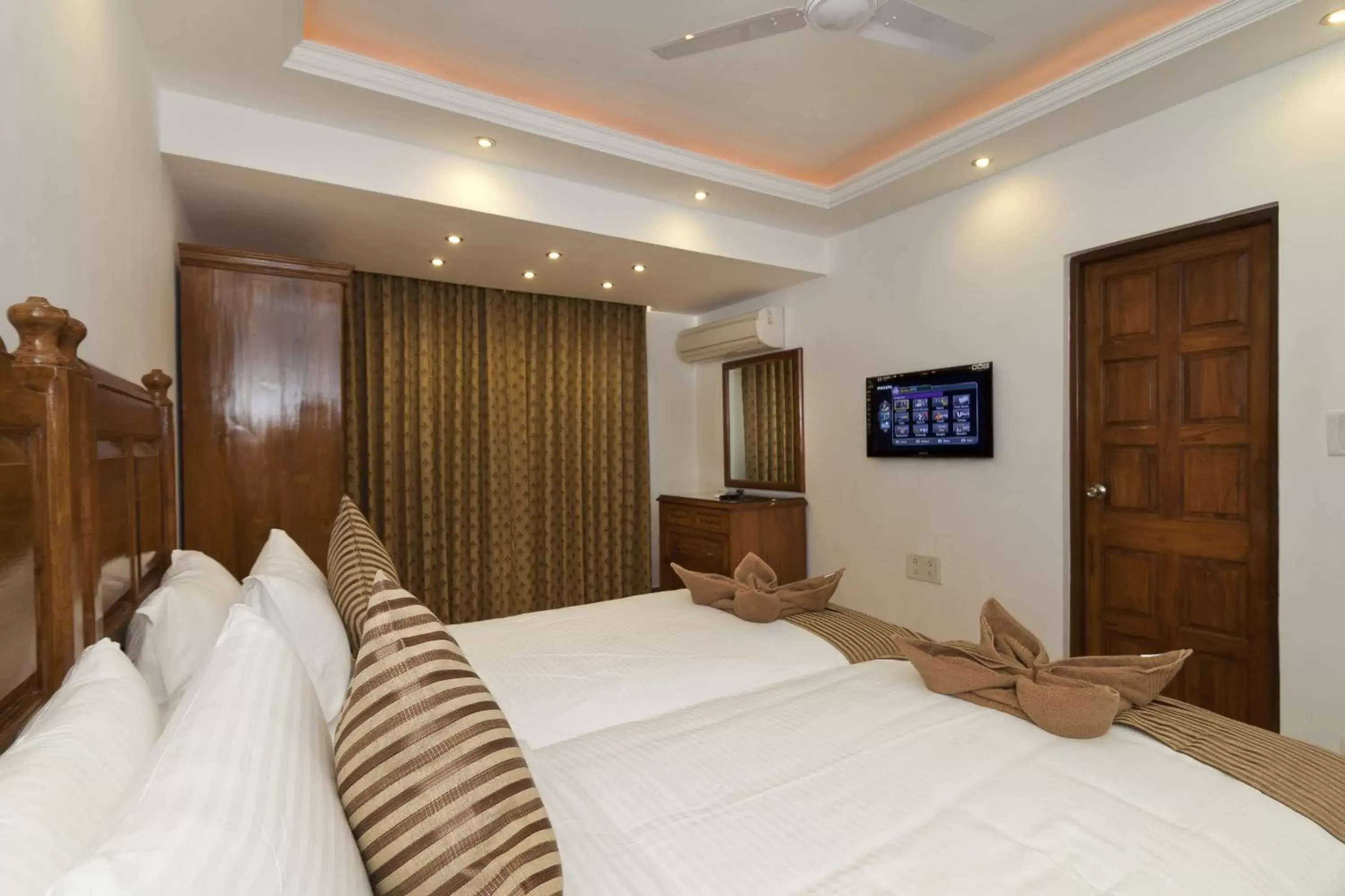 Bedroom, Bed in De Mandarin Beach Resort Suites & Villas, Candolim