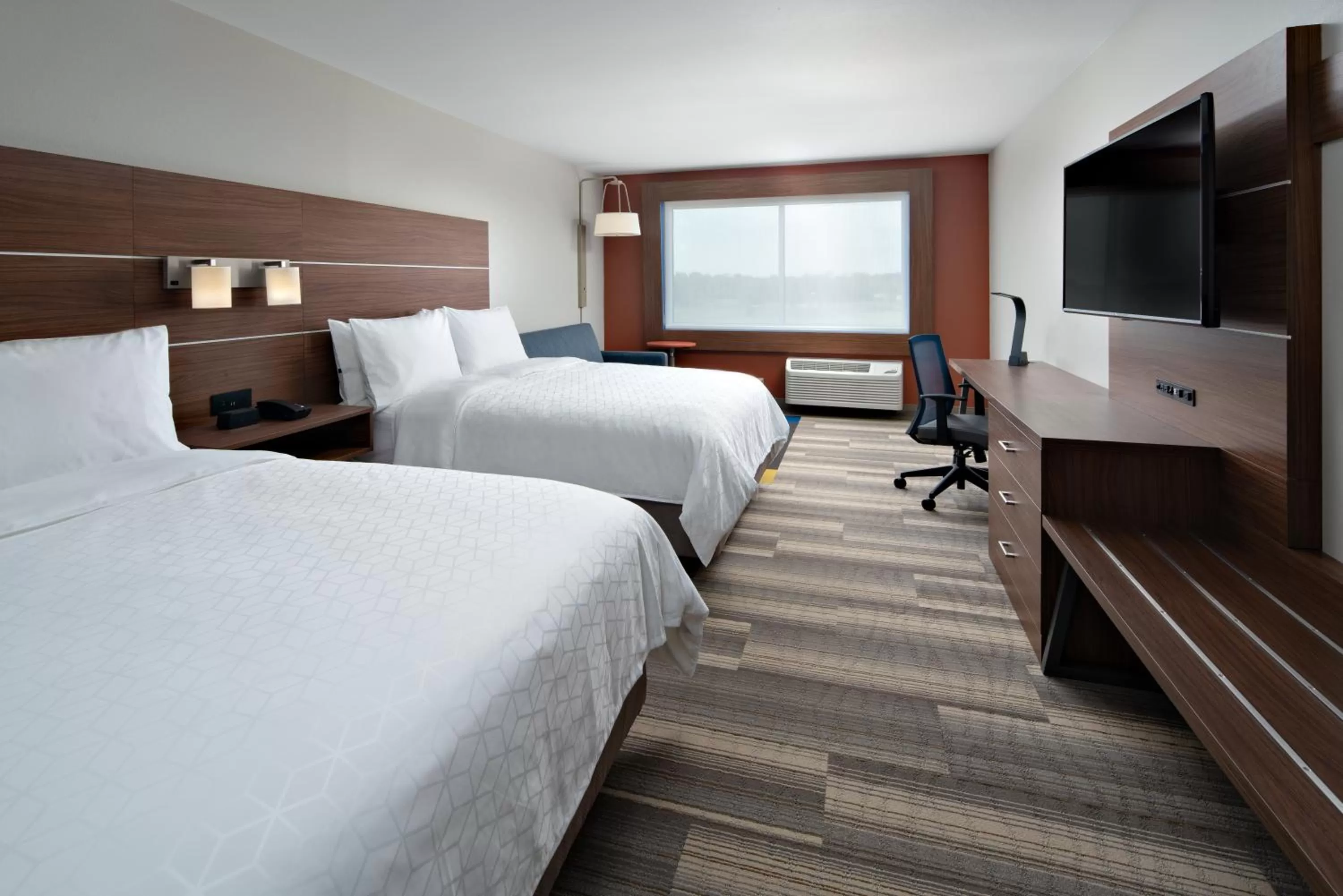Photo of the whole room, Bed in Holiday Inn Express & Suites - Elkhorn - Lake Geneva Area by IHG