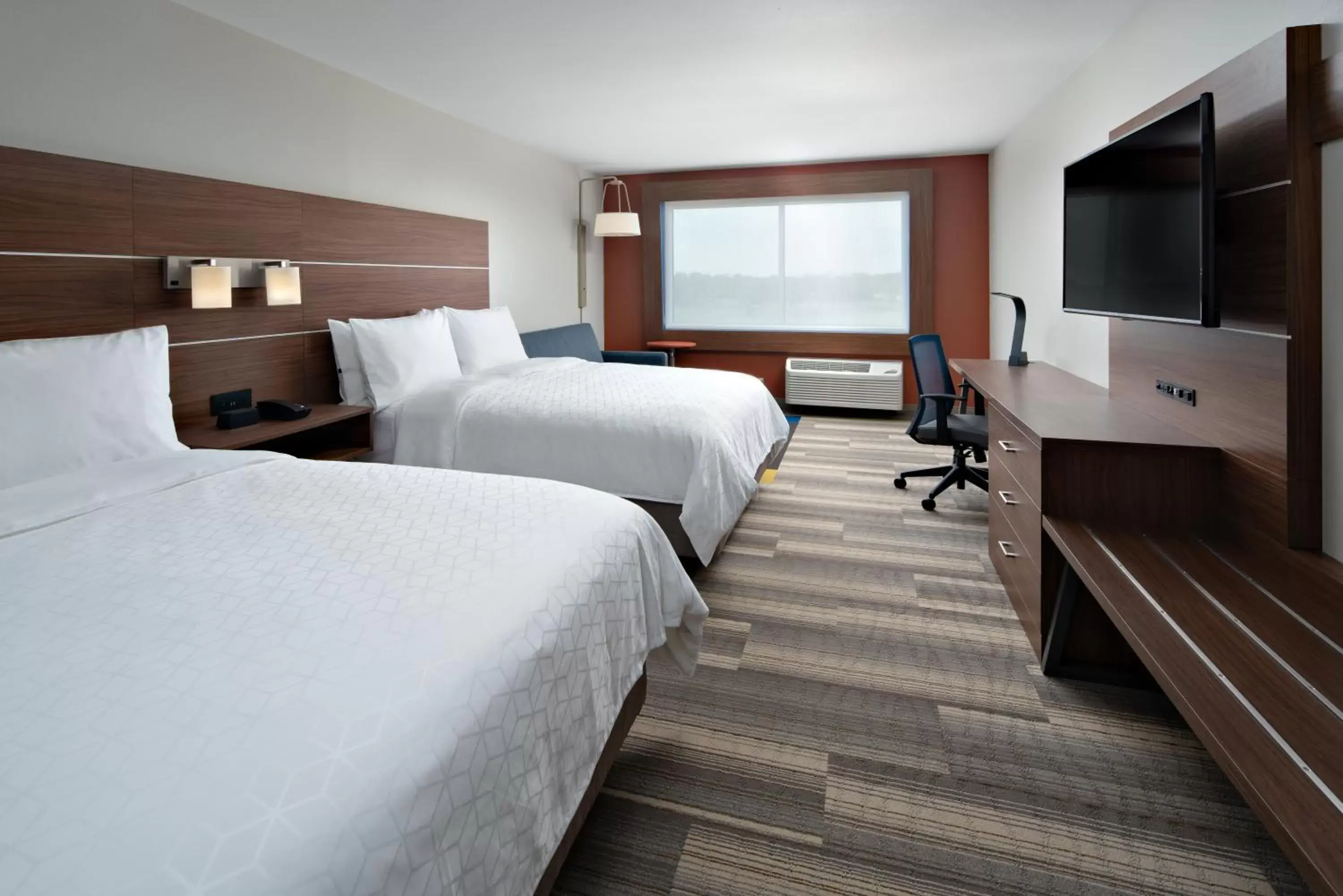 Photo of the whole room, Bed in Holiday Inn Express & Suites - Elkhorn - Lake Geneva Area, an IHG Hotel