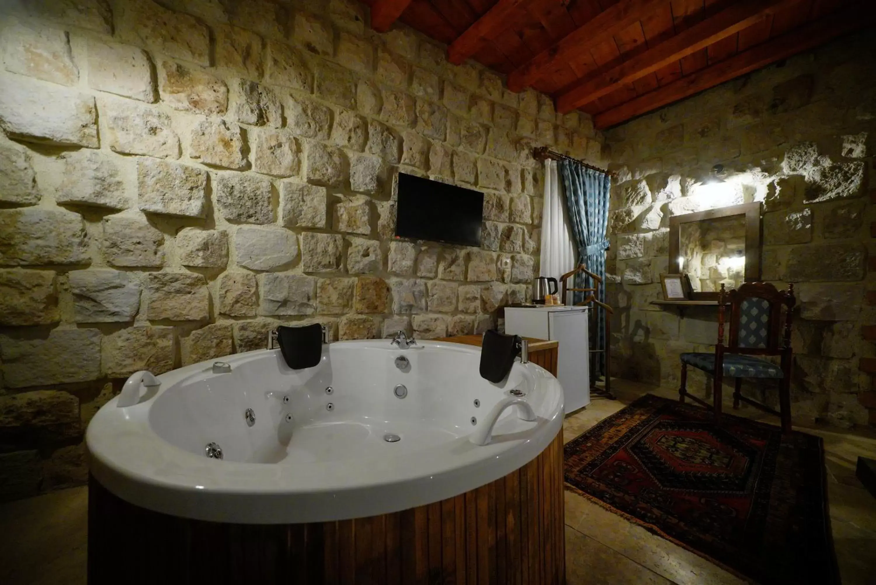 Hot Tub in Cappadocia Nar Cave House & Hot Swimming Pool