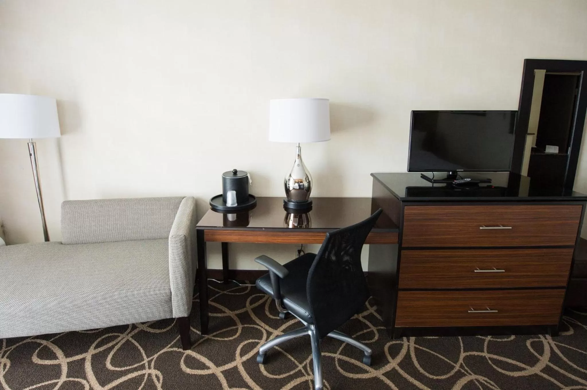 Photo of the whole room in Holiday Inn Newark International Airport