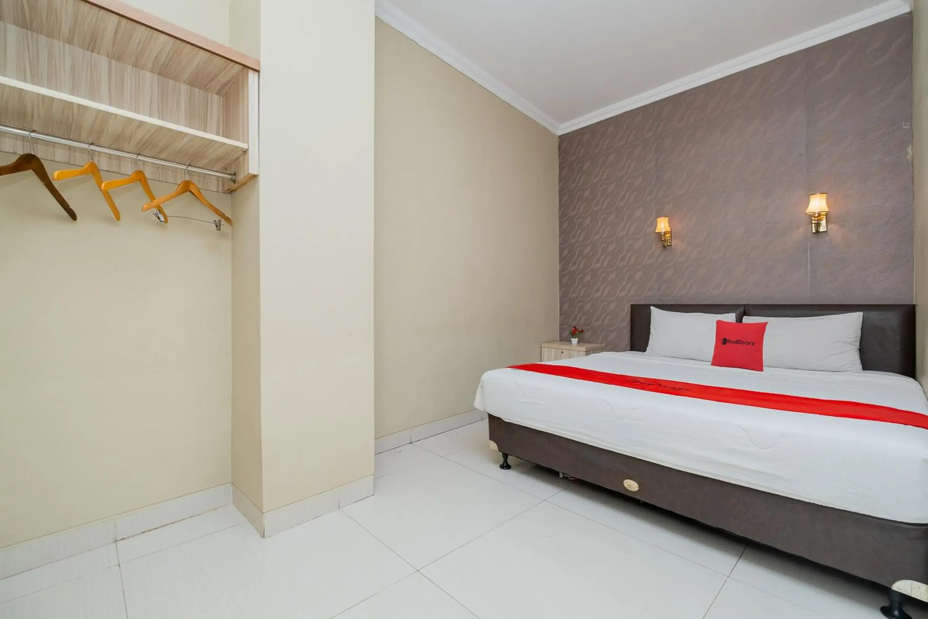 Bed in RedDoorz Plus @ Cideng Barat Bed in RedDoorz Plus @ Cideng Barat