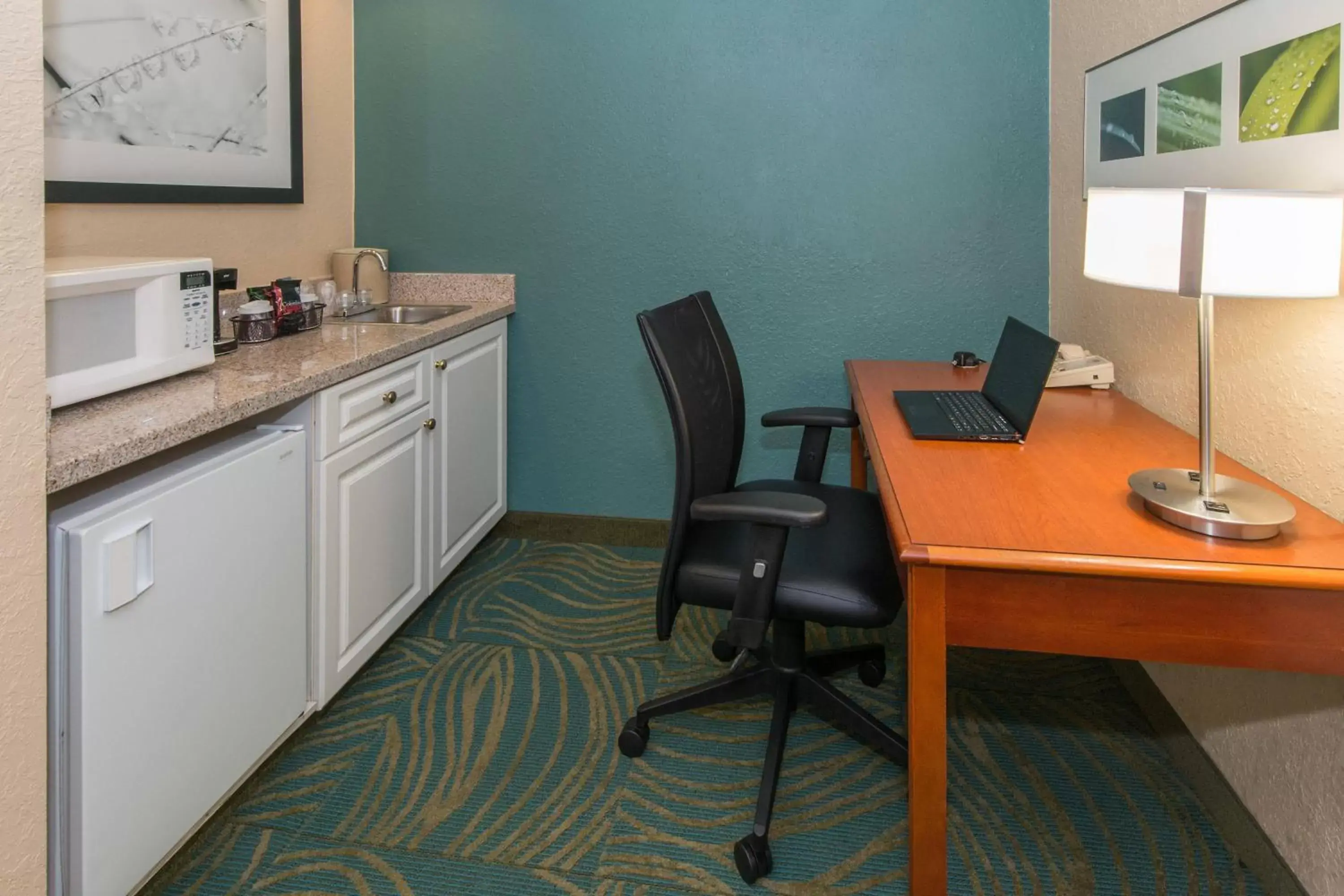 Photo of the whole room, Kitchen/Kitchenette in SpringHill Suites by Marriott Orlando North-Sanford