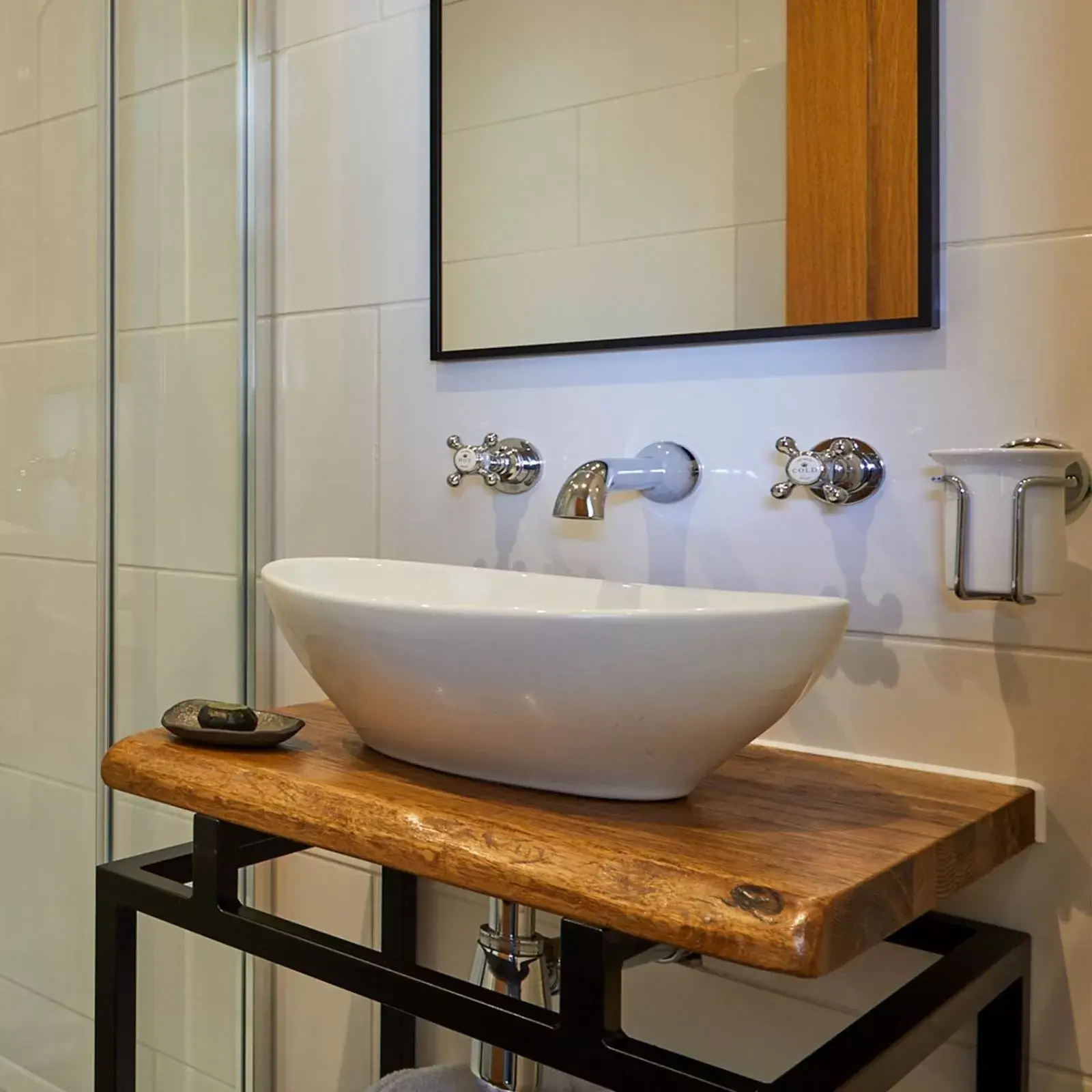 Bathroom in The Angel Inn, Stoke-by-Nayland