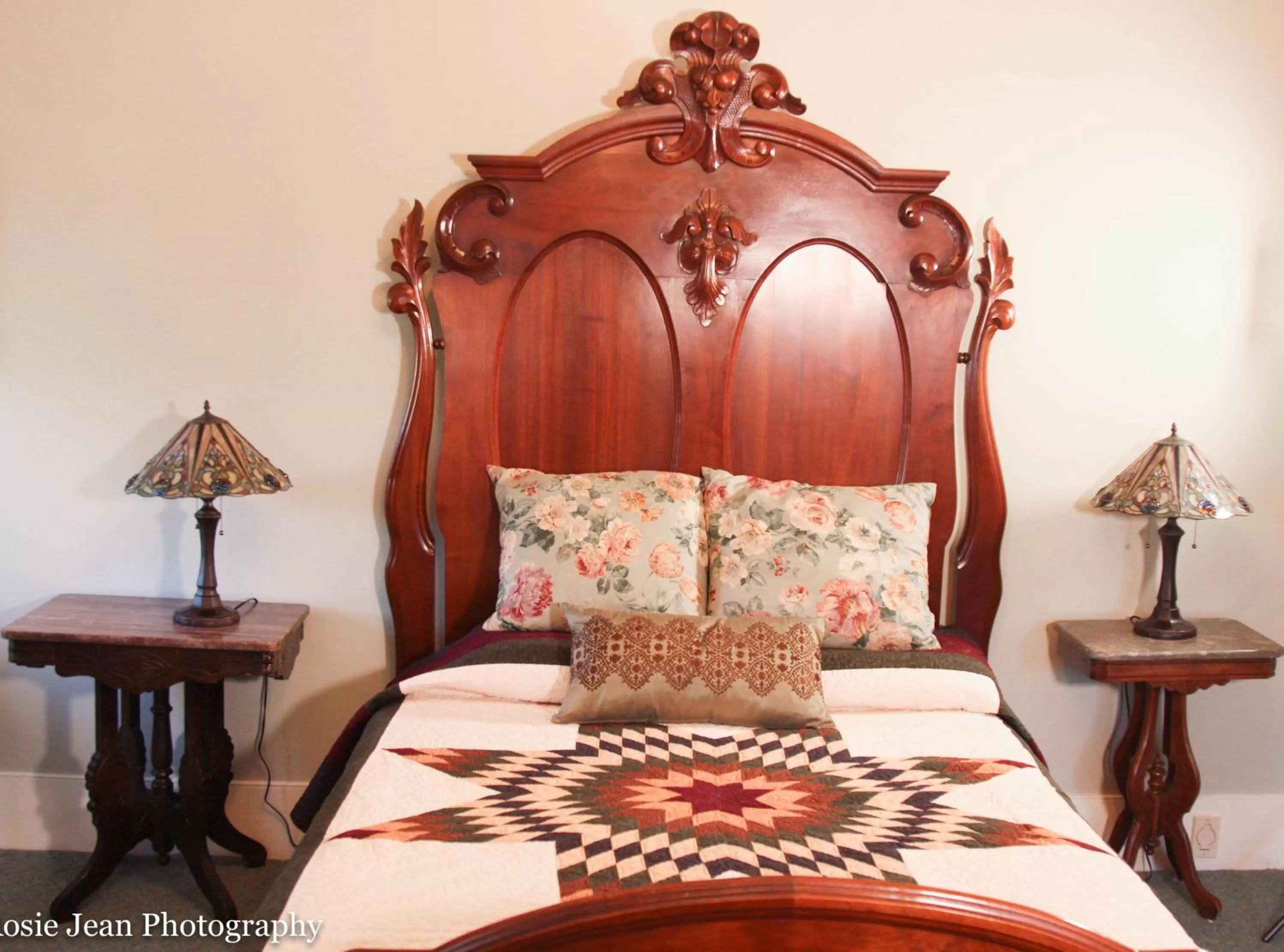 Bed in Flowertown Bed and Breakfast