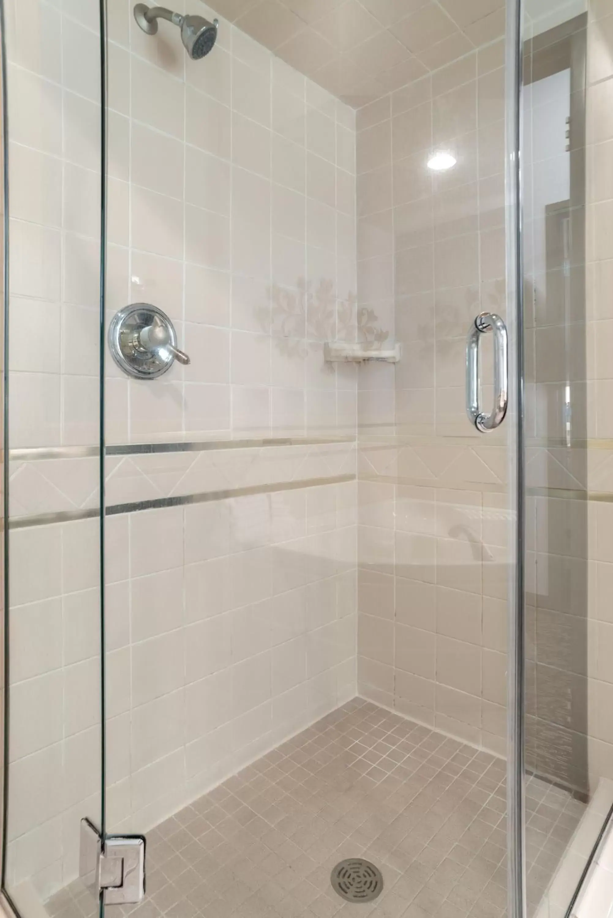 Shower, Bathroom in Howard Johnson by Wyndham Rapid City