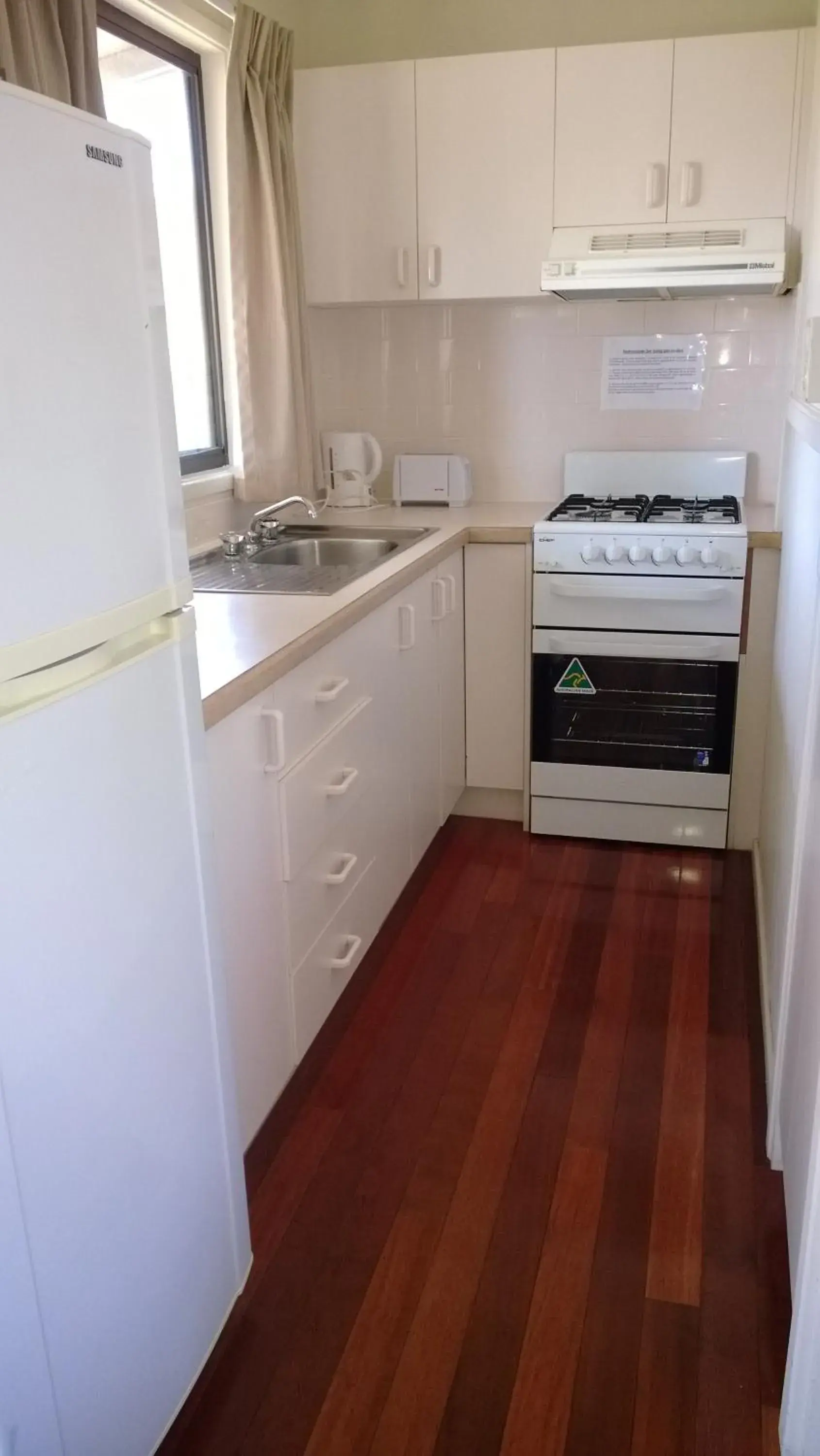 Coffee/tea facilities, Kitchen/Kitchenette in Canberra Carotel Motel