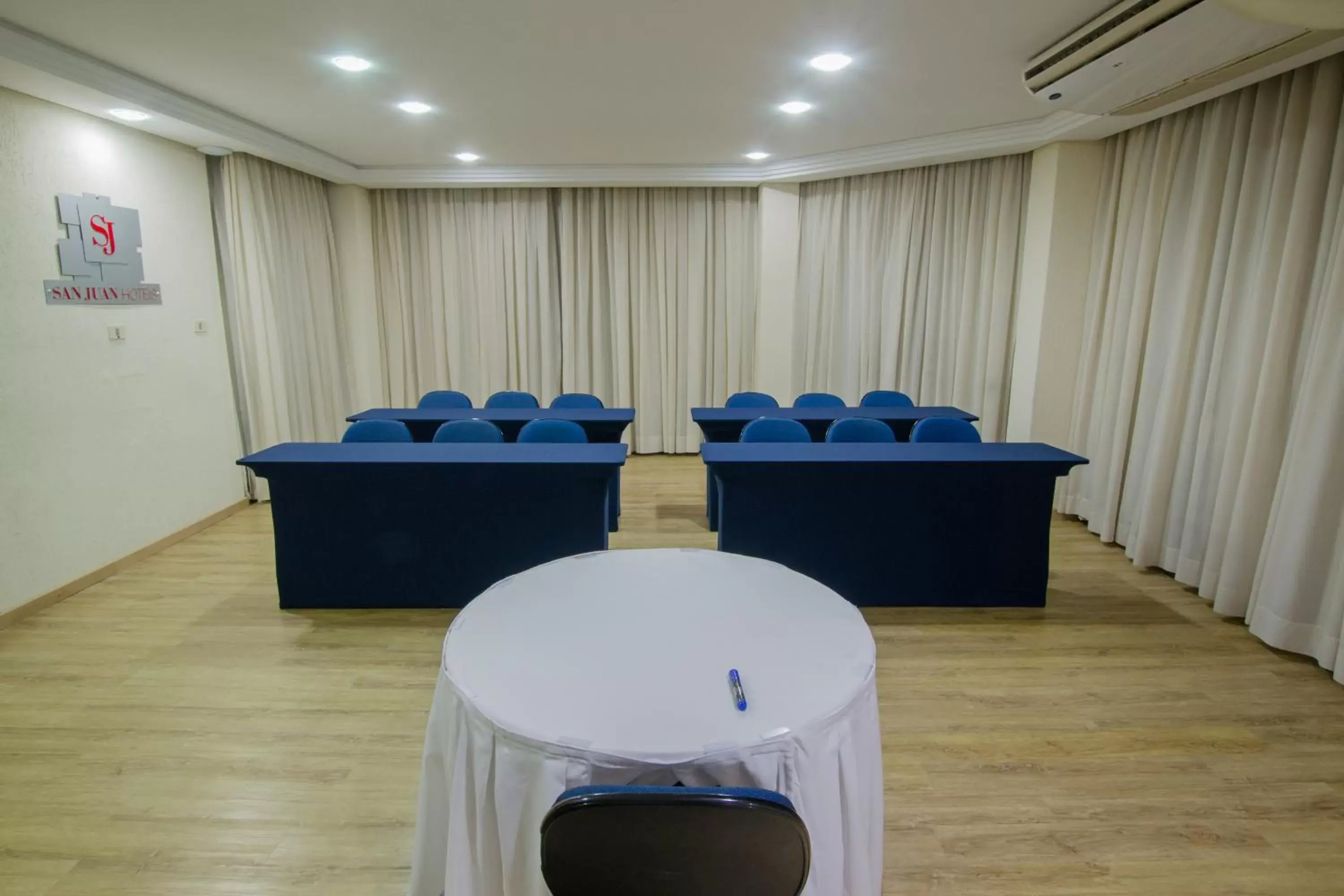 Business facilities in San Juan Royal