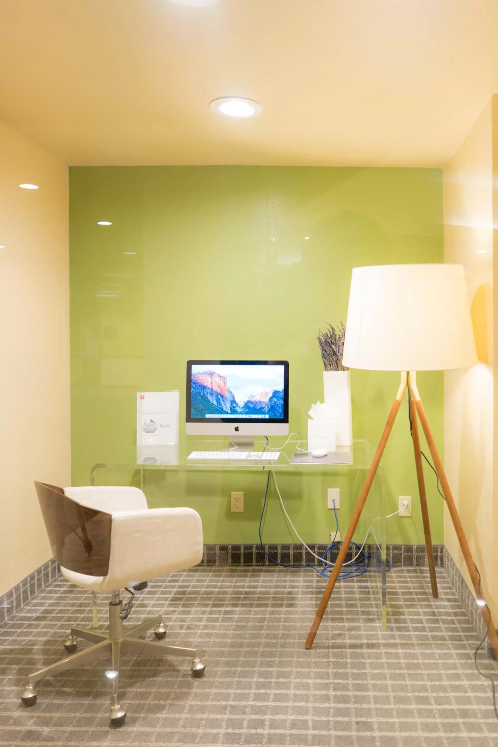Business facilities, TV/Entertainment Center in Oakland Airport Executive Hotel