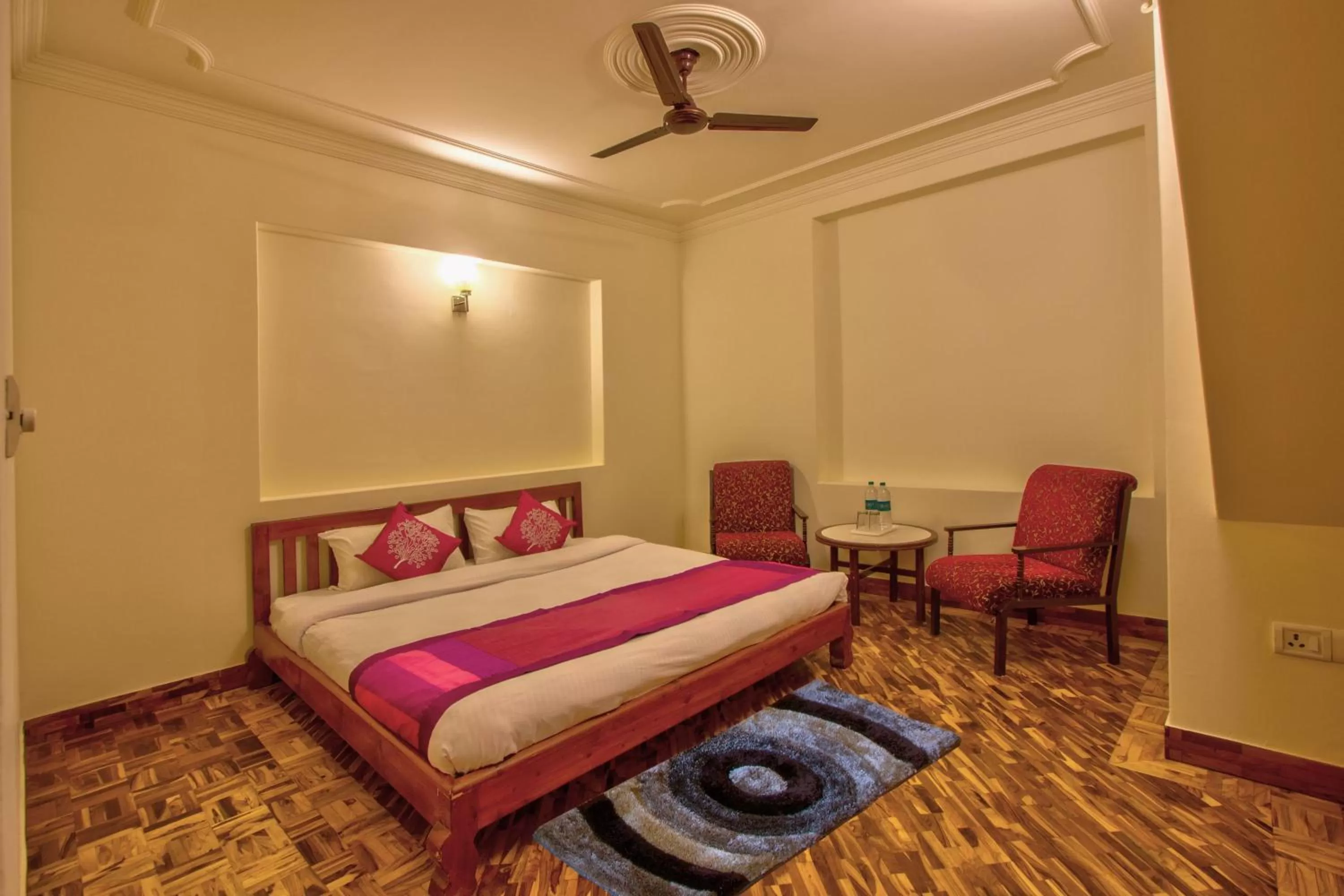 Photo of the whole room, Bed in Woodstock Inn Manali 800 Mtrs from Mall Road