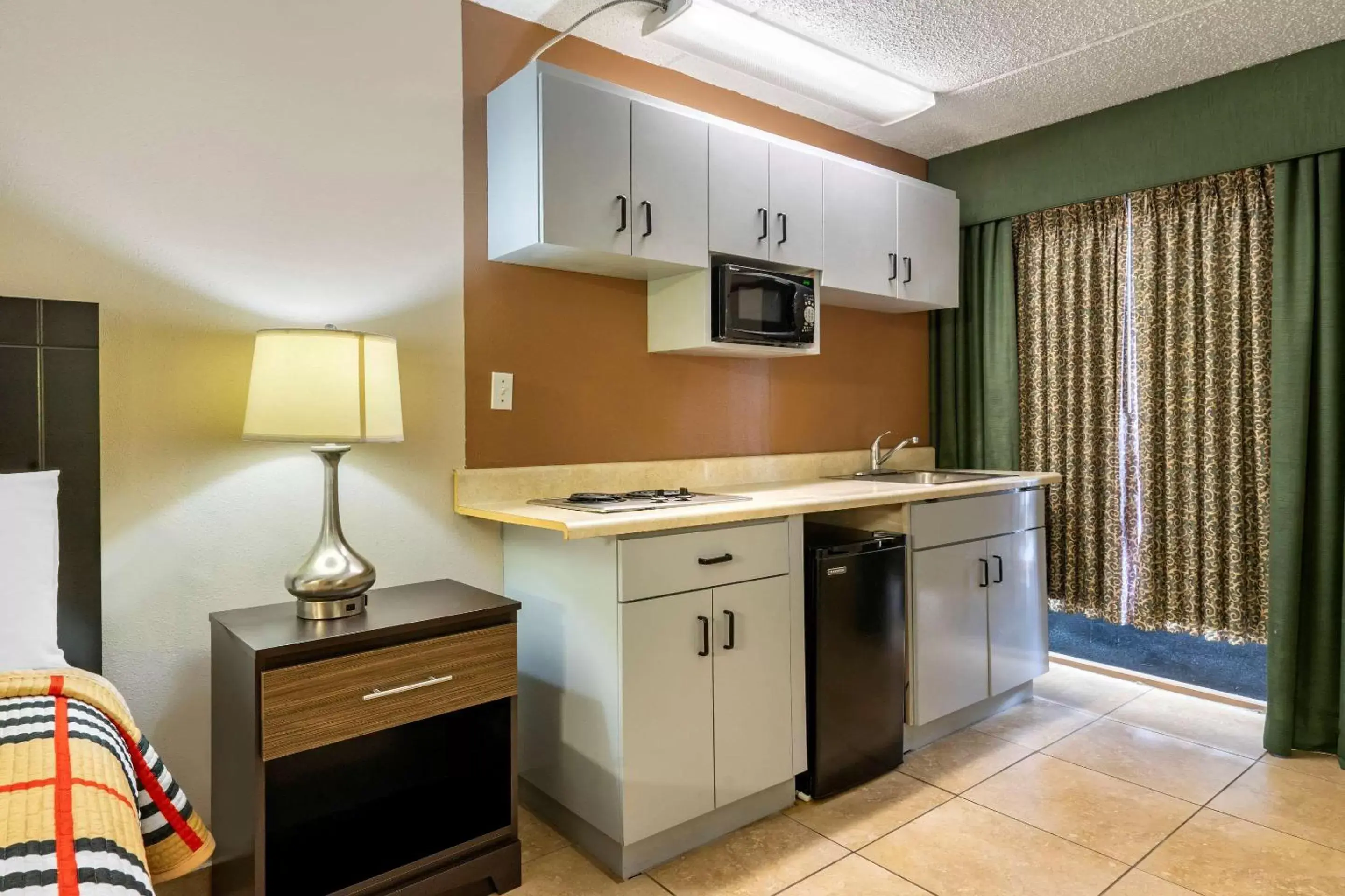 Photo of the whole room, Kitchen/Kitchenette in Rodeway Inn Clearwater-Dunedin