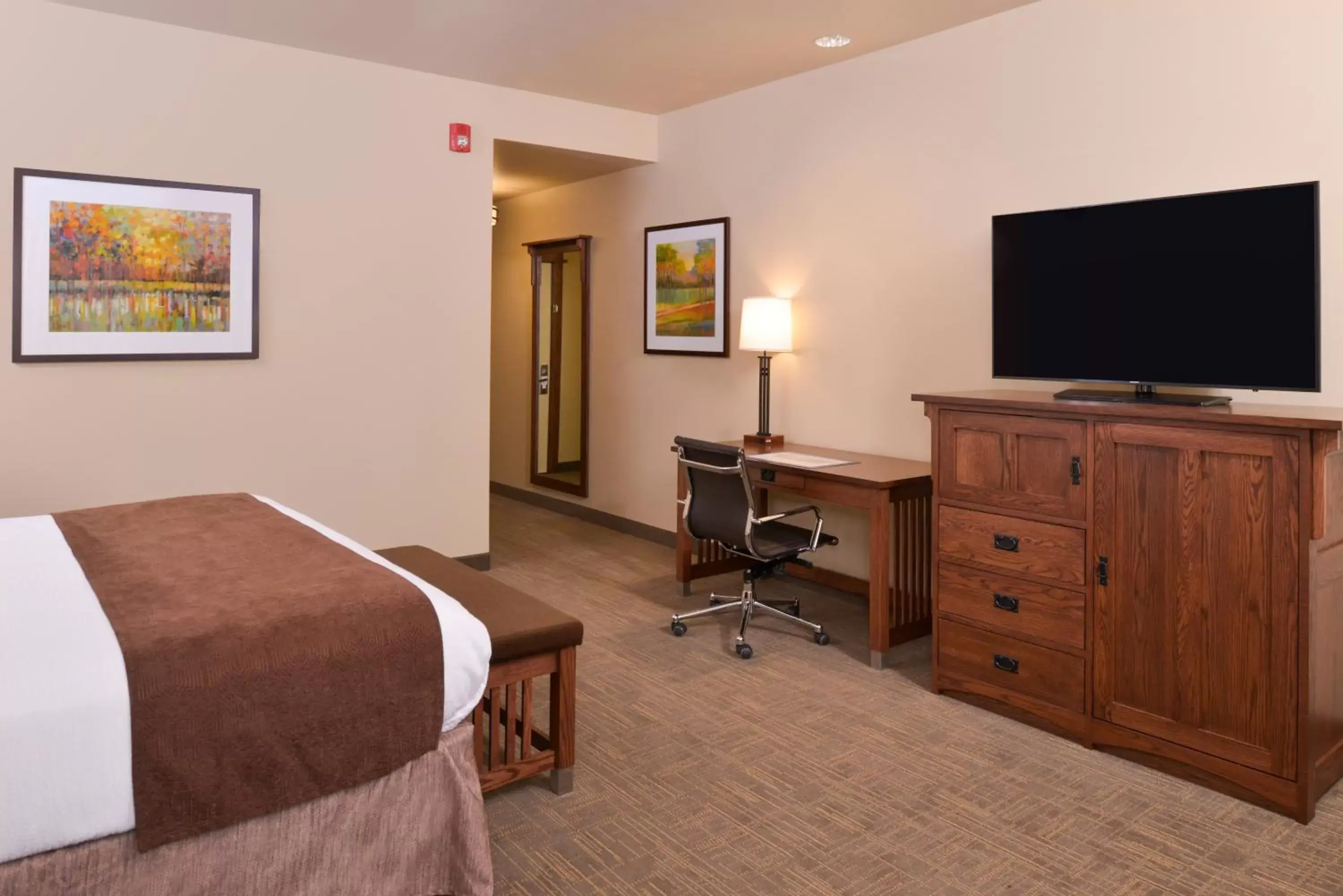 Bedroom, TV/Entertainment Center in Best Western Plus High Country Inn