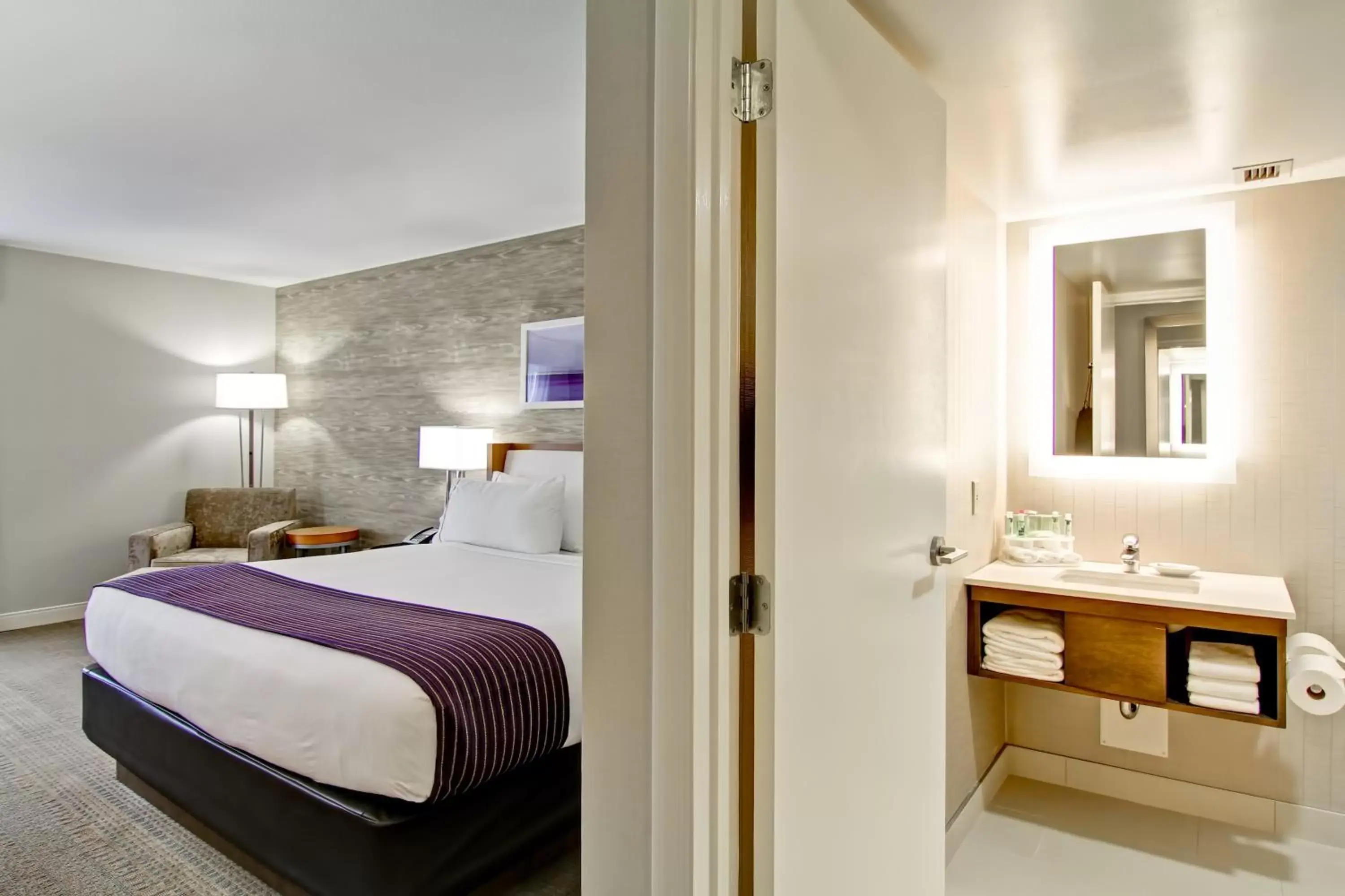 Photo of the whole room, Bathroom in Holiday Inn Express Kamloops, an IHG Hotel