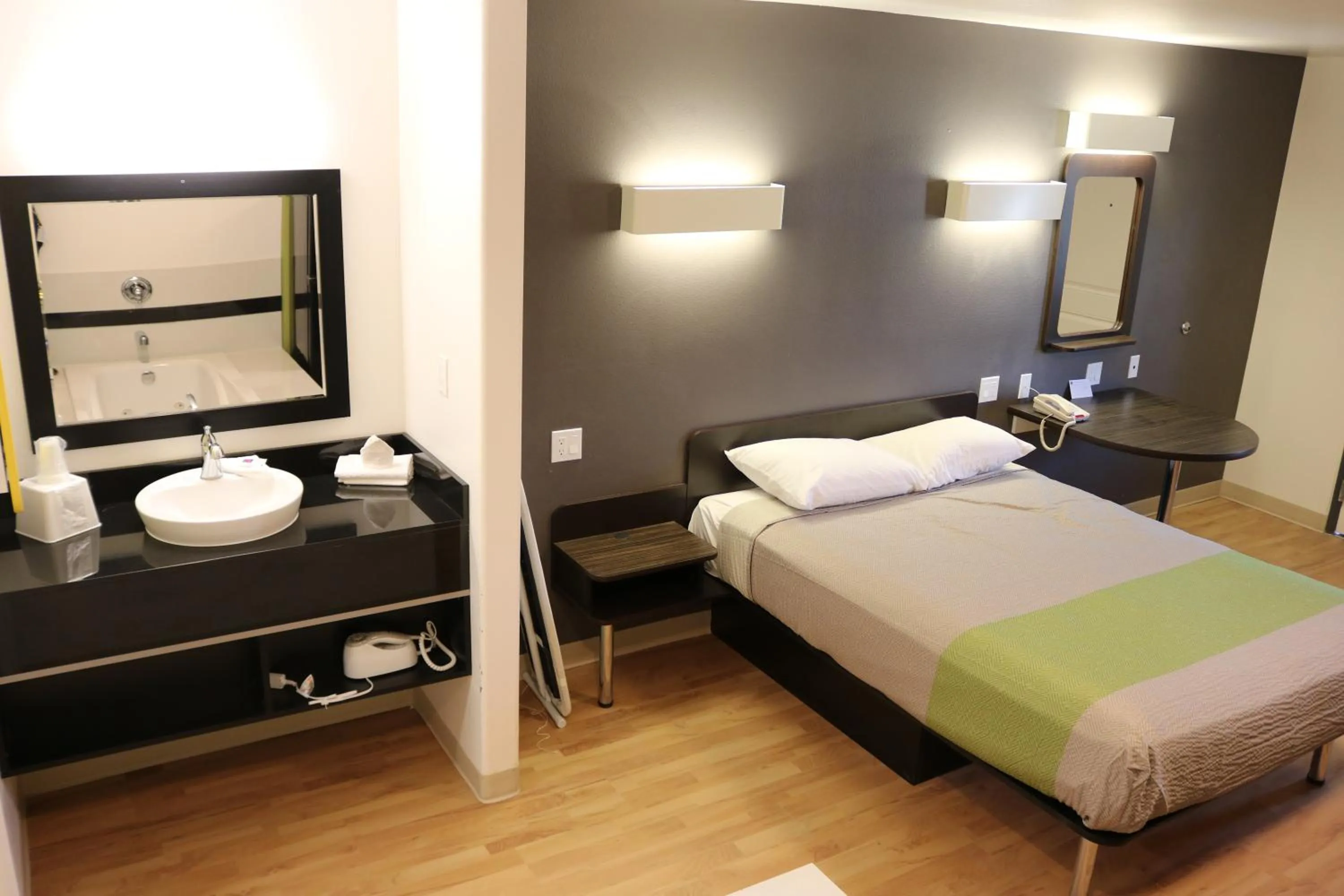 Bed in Studio 6 Victorville - Apple Valley